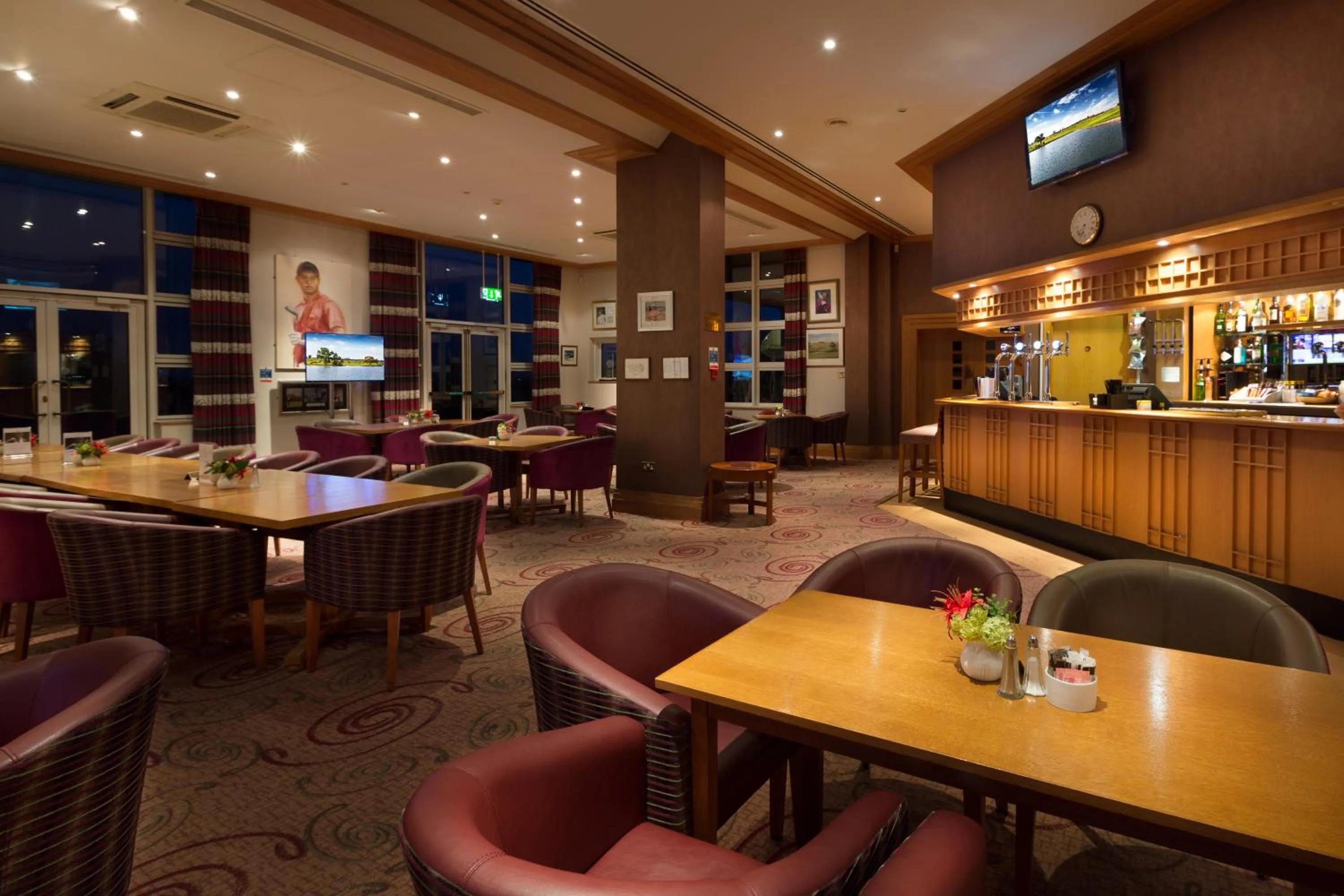 Lounge or bar in The Oxfordshire Golf & Spa Hotel