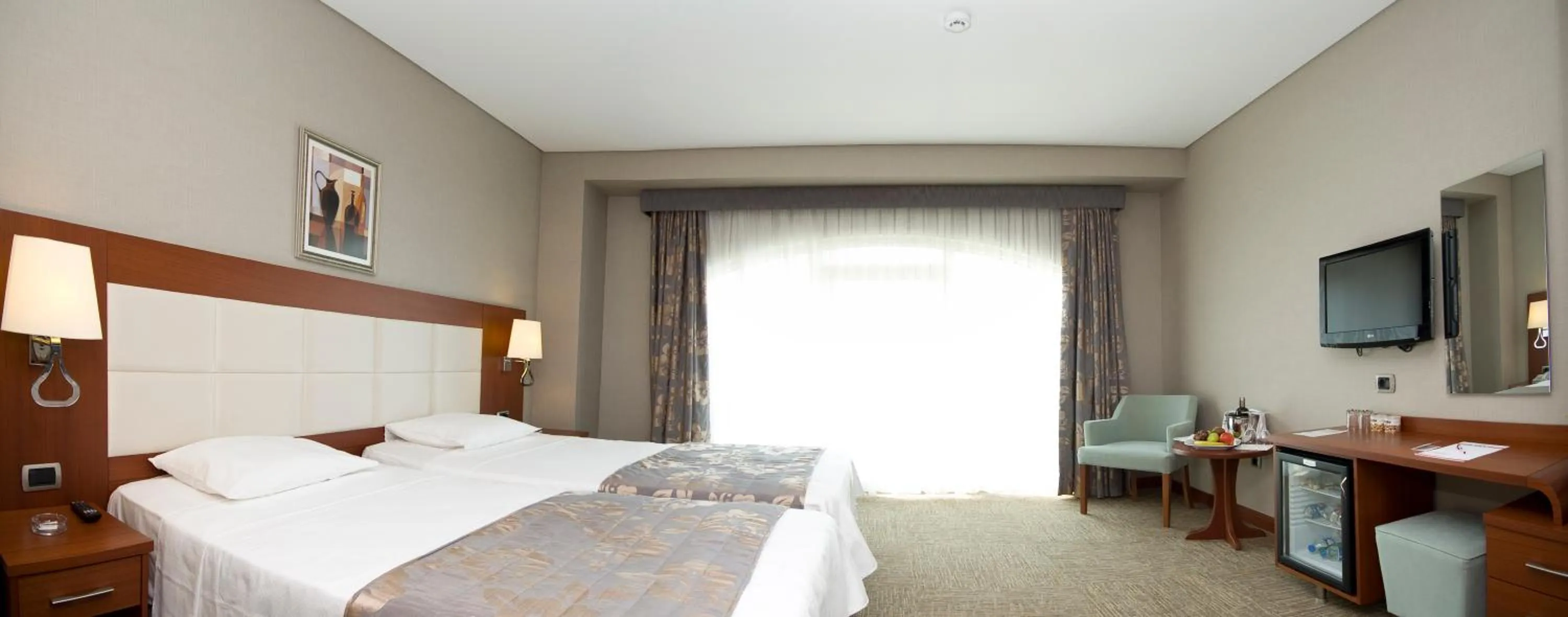 Photo of the whole room, Bed in Innpera Hotel