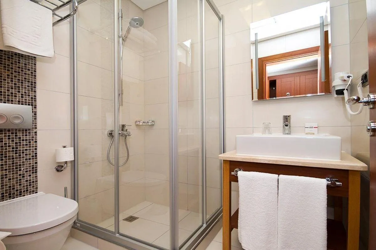 Bathroom in Innpera Hotel