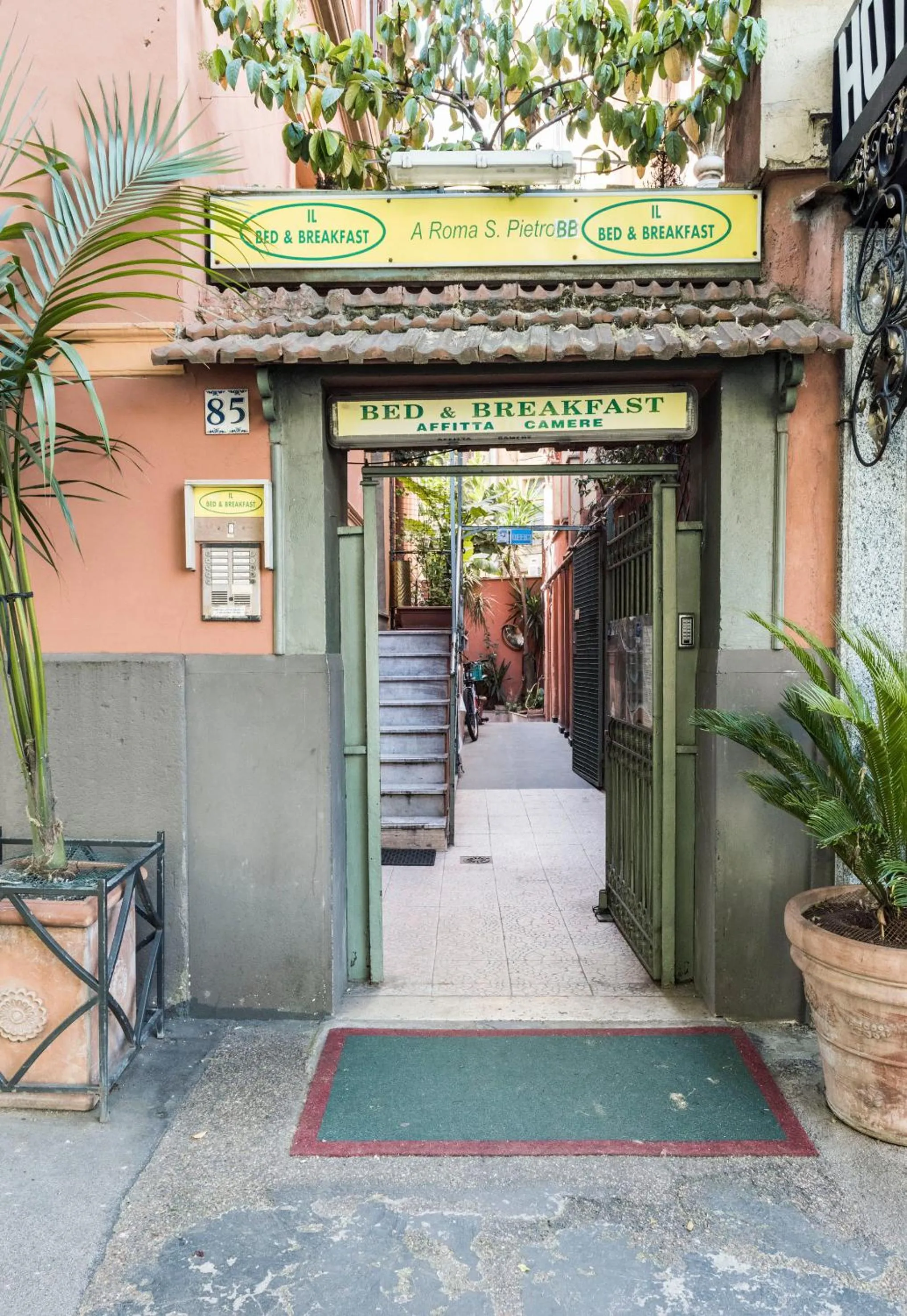 Facade/entrance in A Roma San Pietro Best Bed