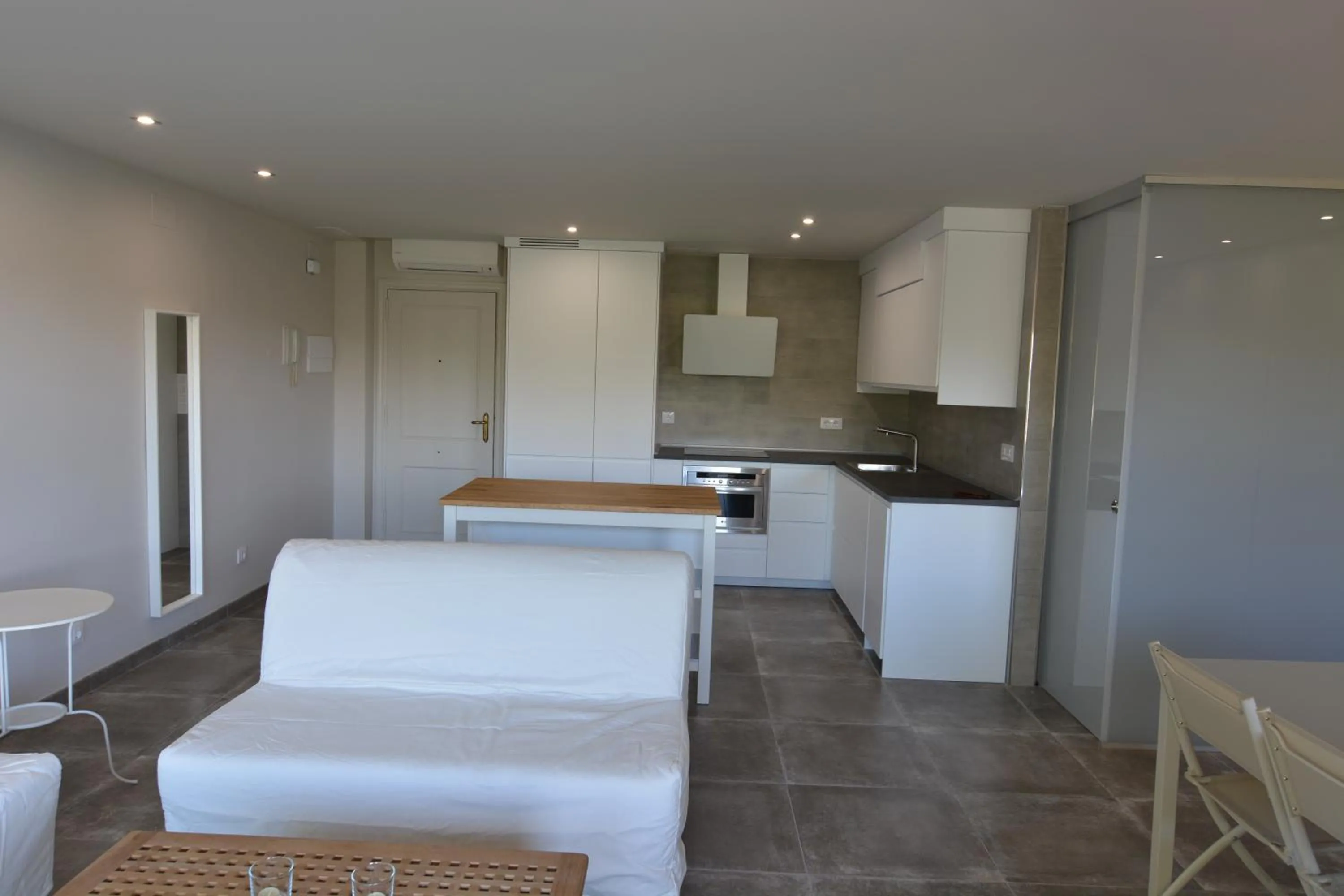 Photo of the whole room in Saval Cala Font