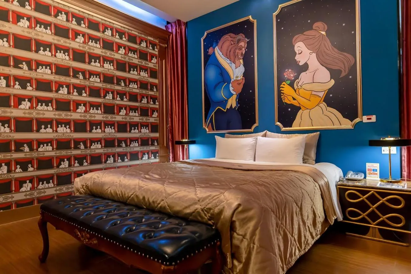 Bed in Vogue Boutique Motel