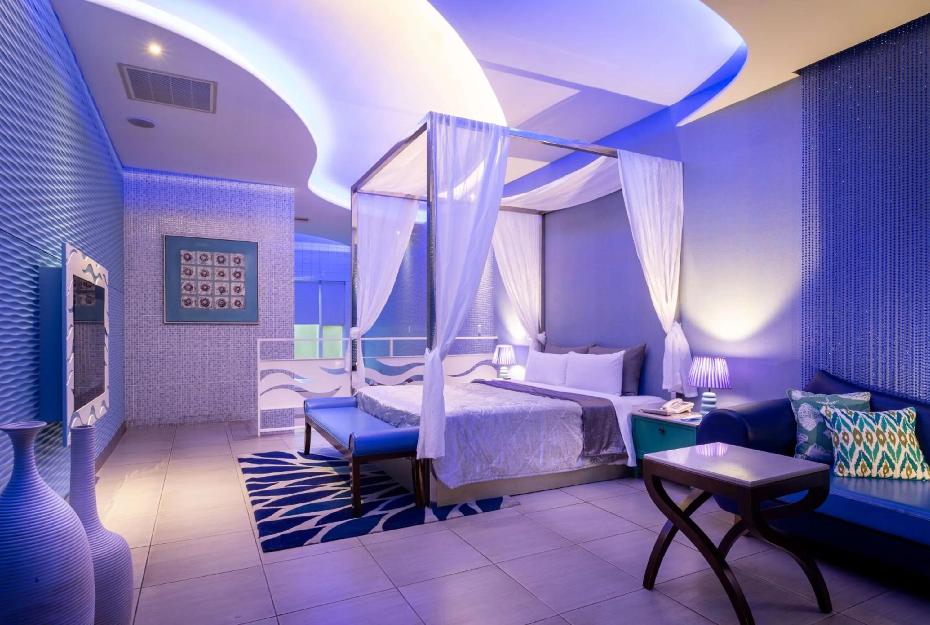 Photo of the whole room, Bed in Vogue Boutique Motel