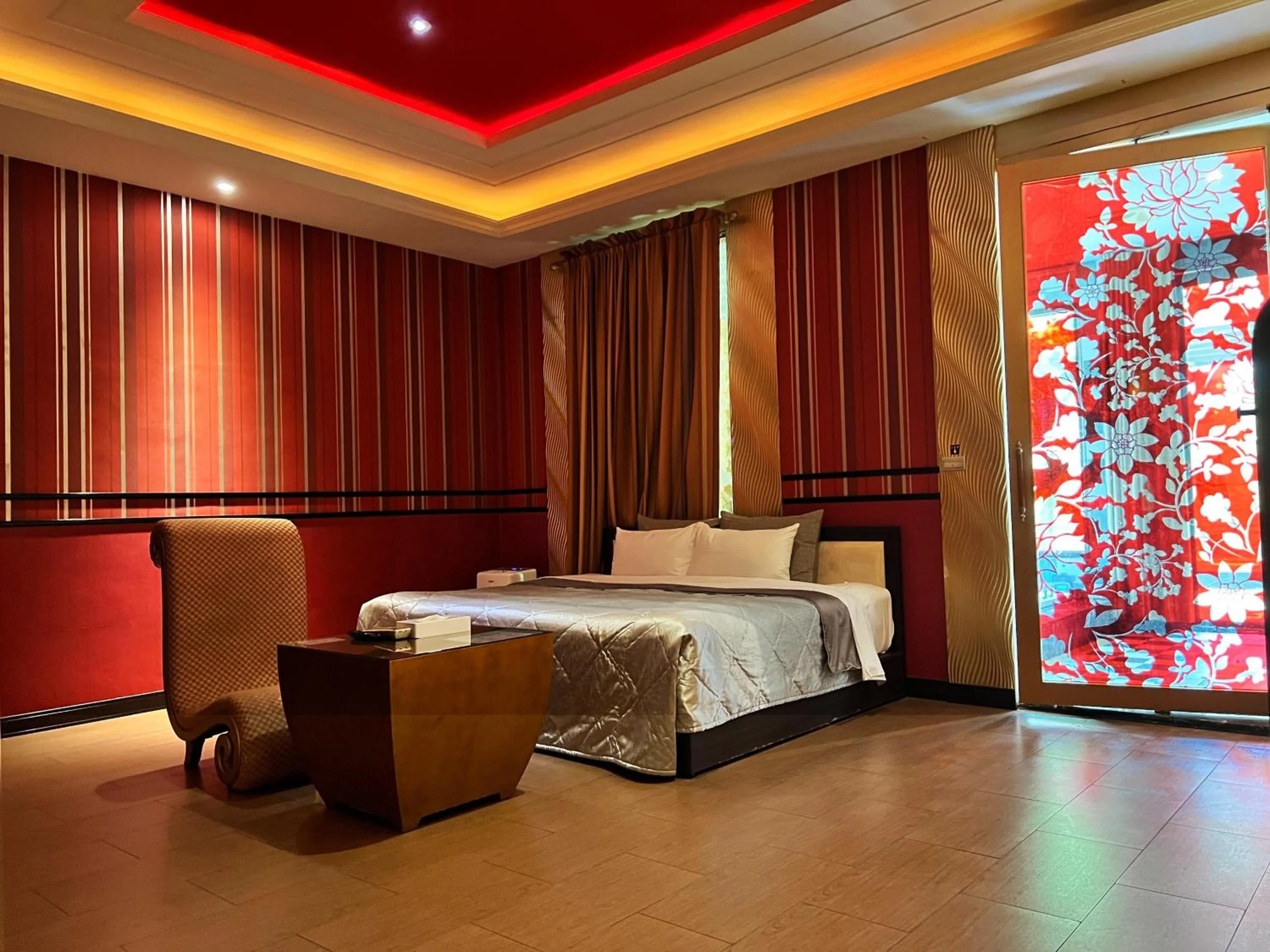 Bed in Vogue Boutique Motel