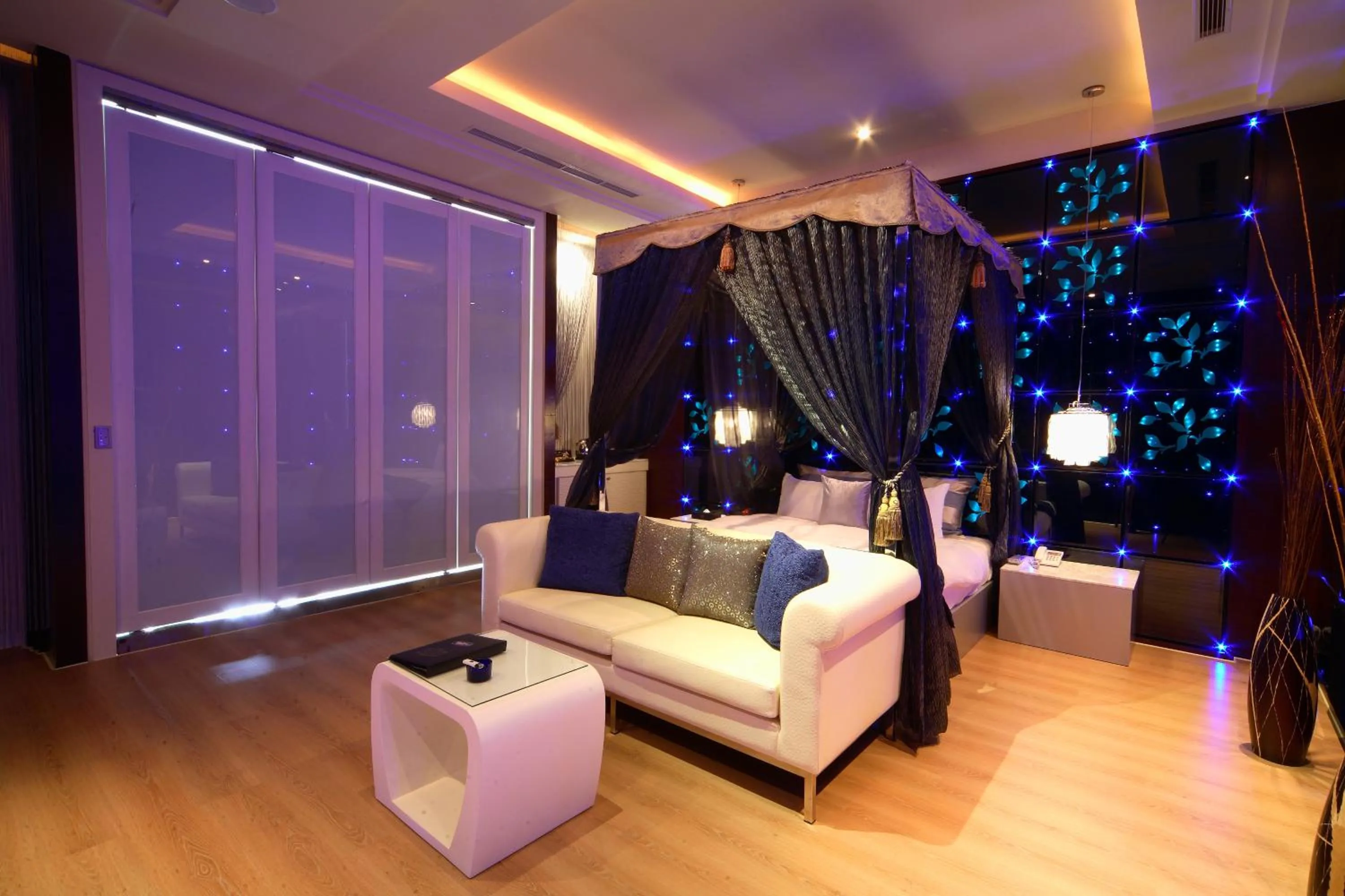 bunk bed, Bed in Vogue Boutique Motel