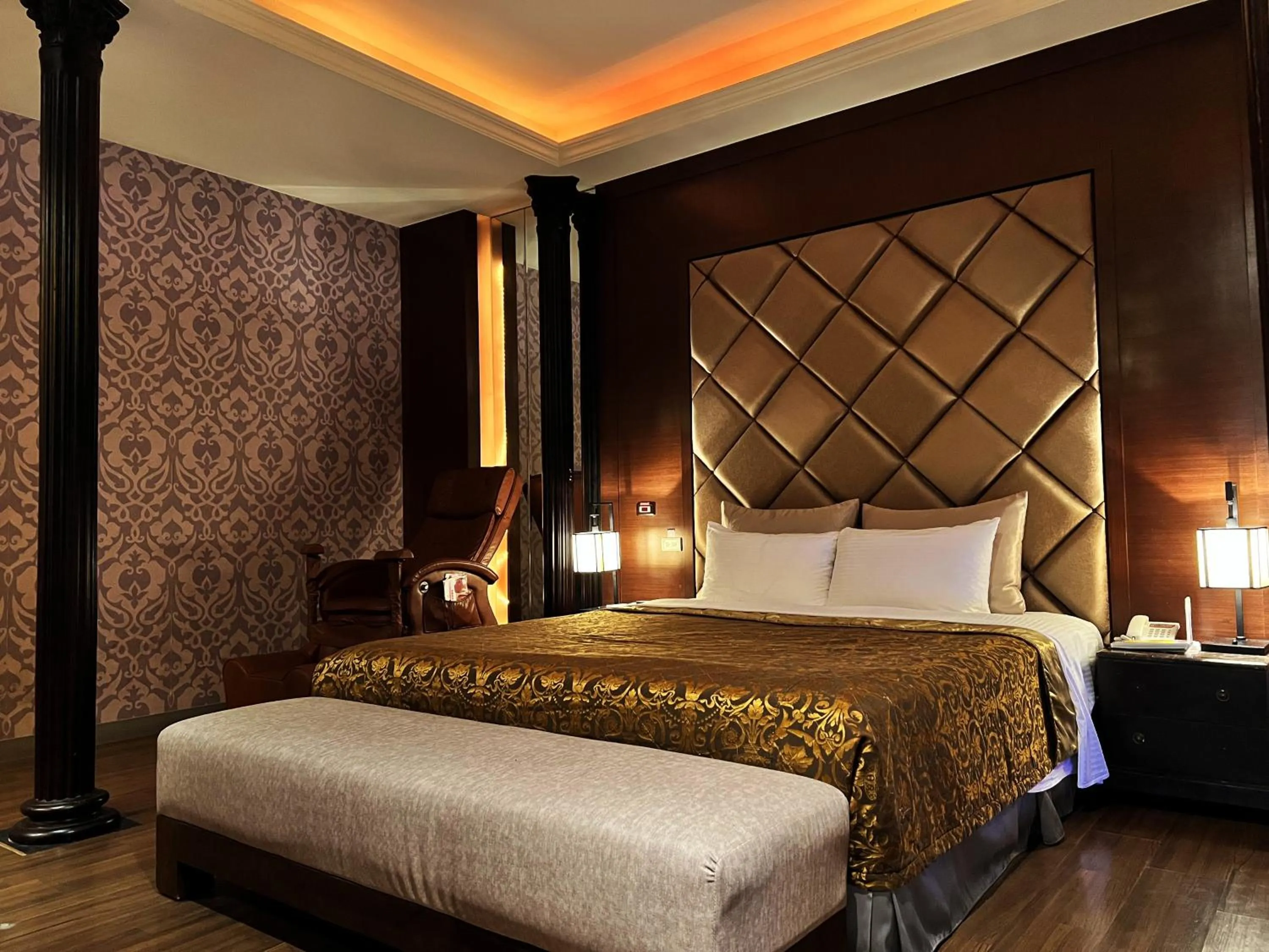 Property building, Bed in Vogue Boutique Motel