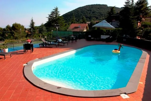 Pool view in Etna Hut