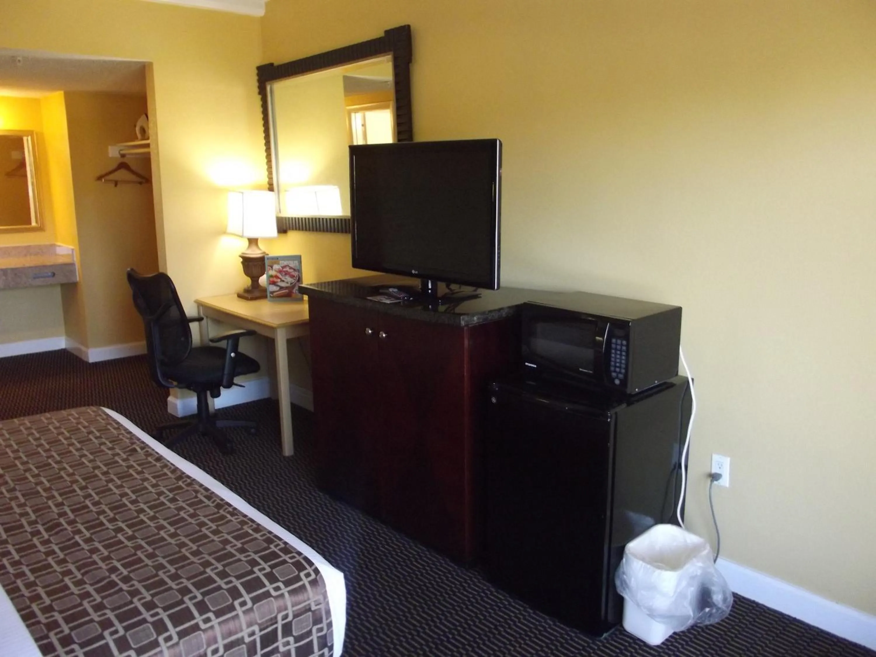 Photo of the whole room, Bed in Ambassadors Inn & Suites