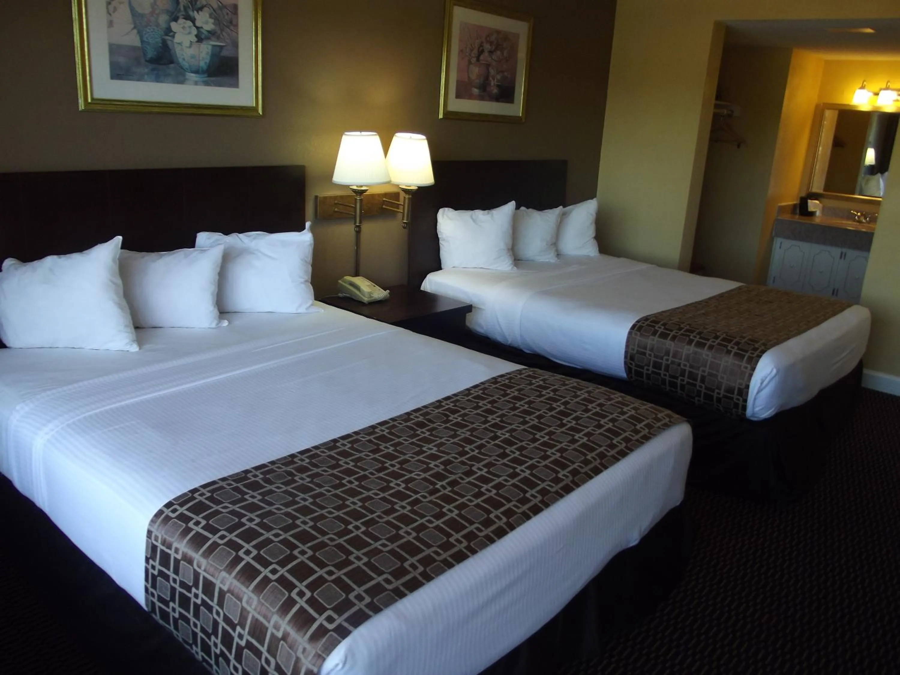 Bed in Ambassadors Inn & Suites
