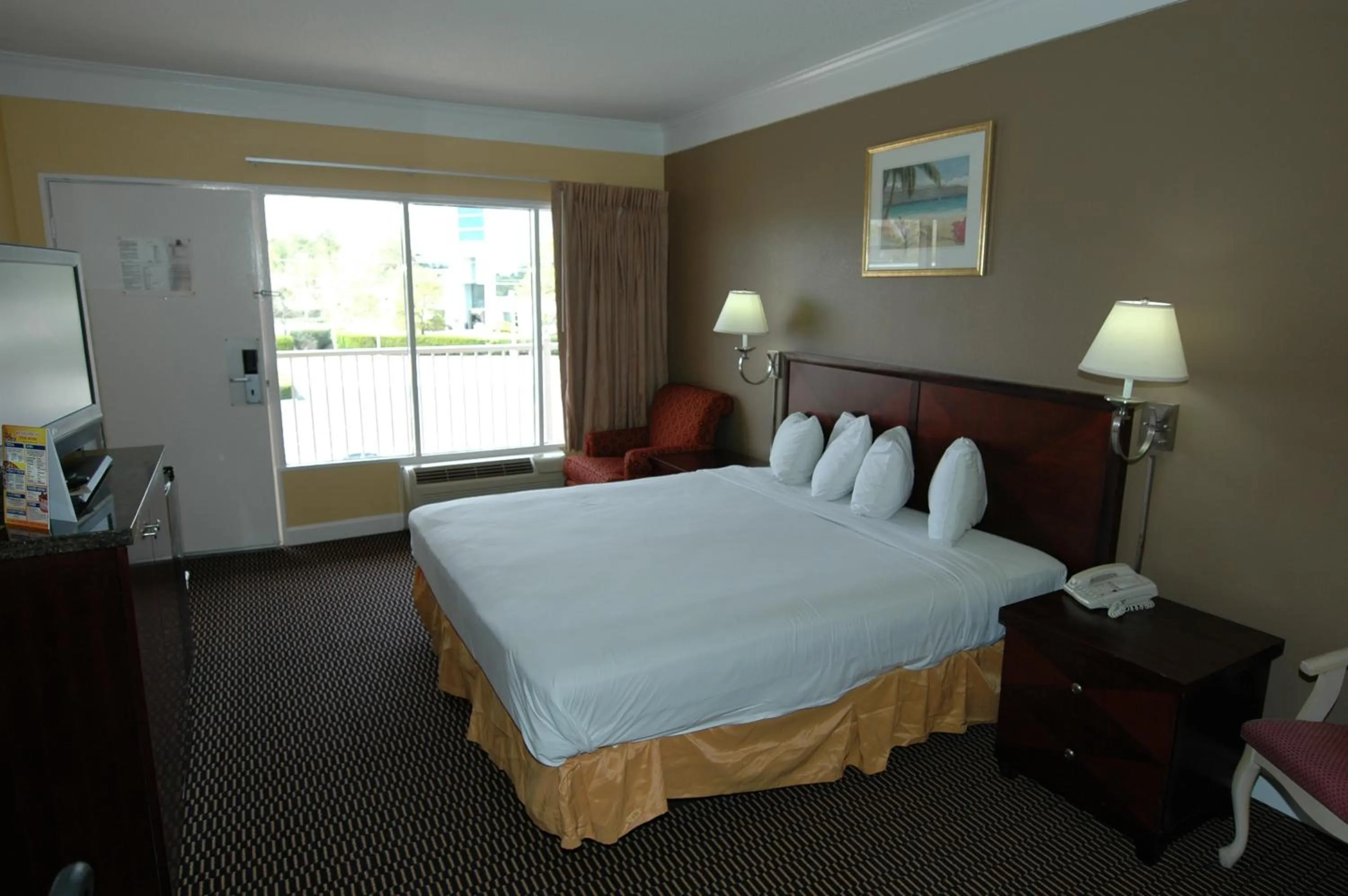 Bed in Ambassadors Inn & Suites