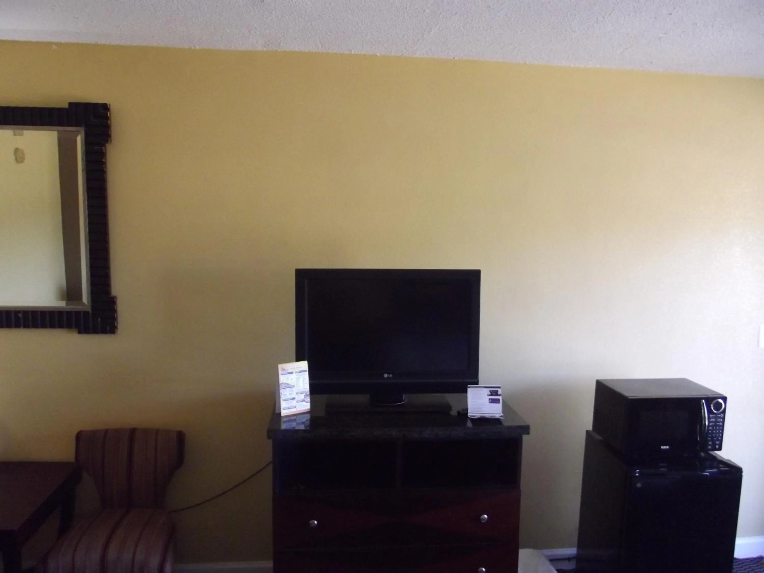 TV and multimedia in Ambassadors Inn & Suites