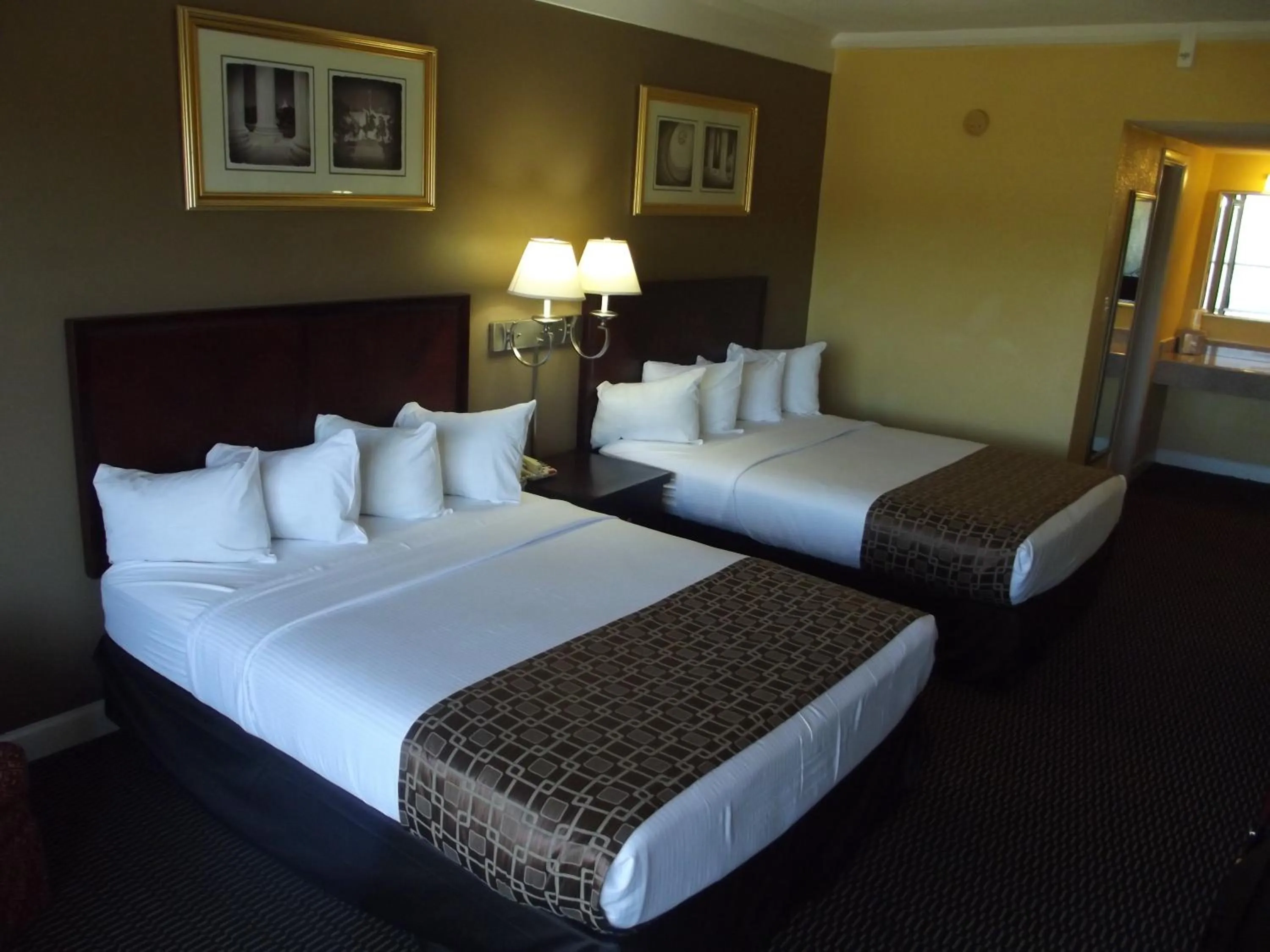 Photo of the whole room, Bed in Ambassadors Inn & Suites
