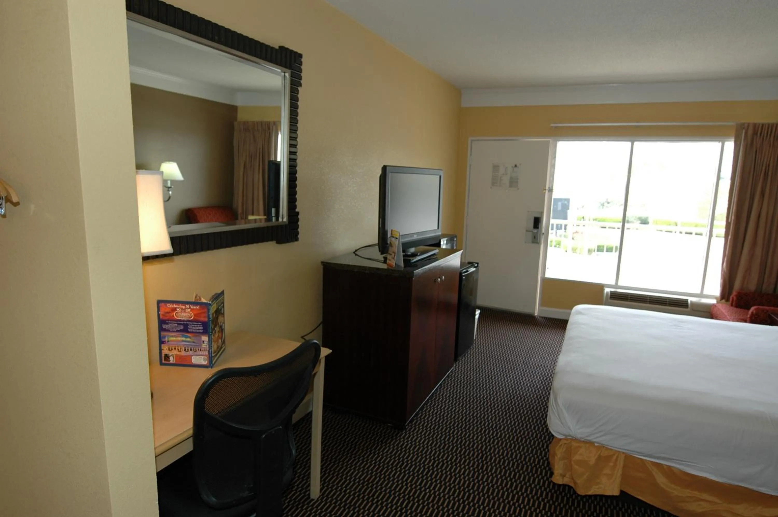 Bed in Ambassadors Inn & Suites