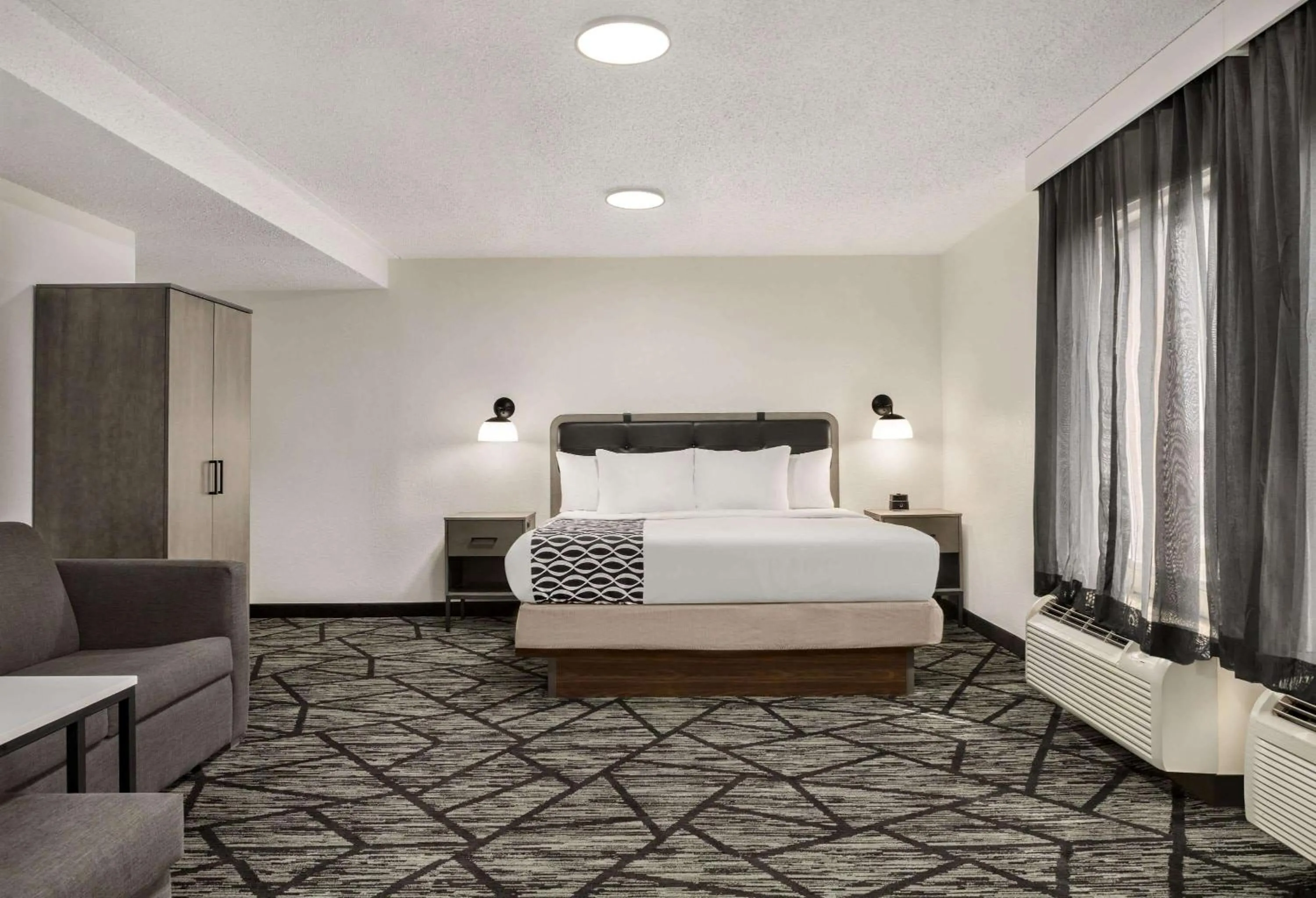Bed in La Quinta by Wyndham Cleveland Airport West