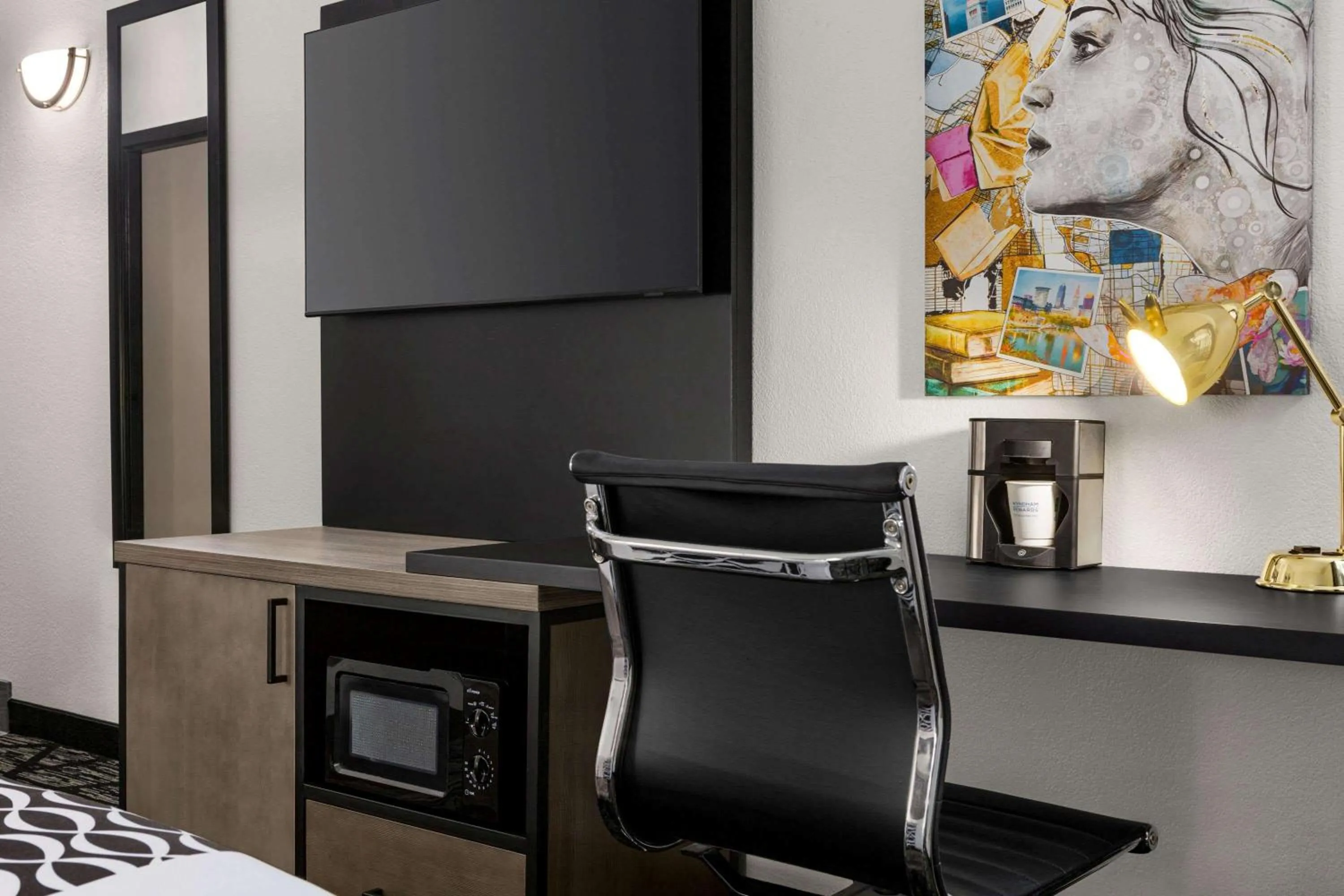 Photo of the whole room, Bed in La Quinta by Wyndham Cleveland Airport West