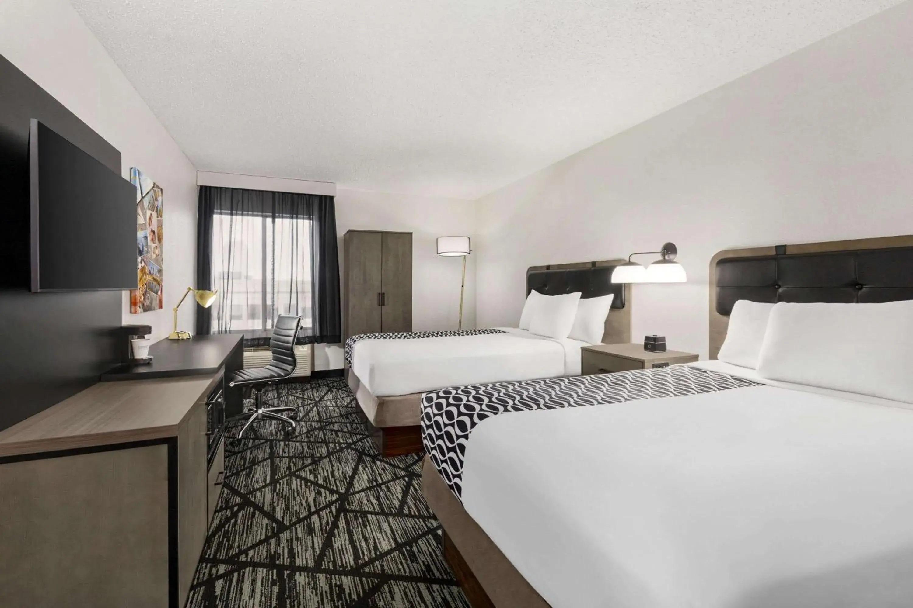 Deluxe Double Room with Two Double Beds in La Quinta by Wyndham Cleveland Airport West Deluxe Double Room with Two Double Beds in La Quinta by Wyndham Cleveland Airport West