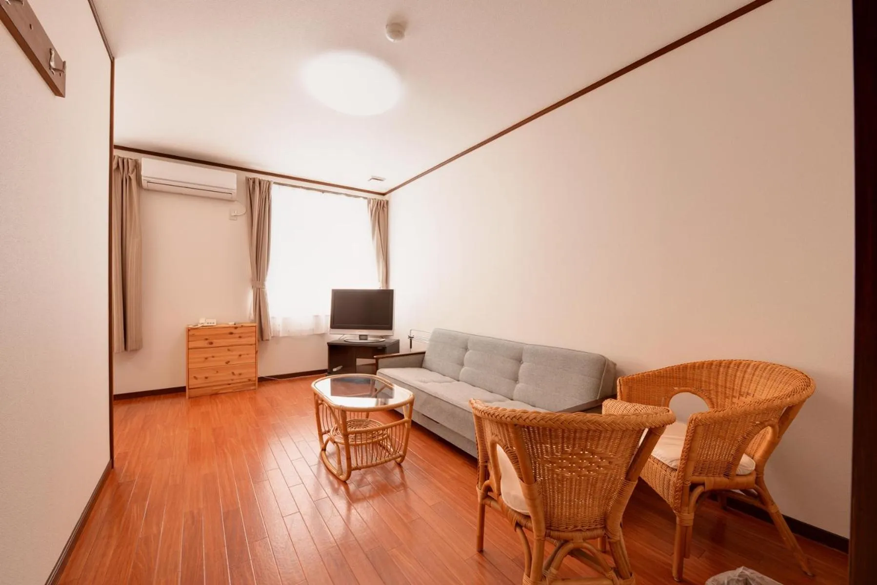 Photo of the whole room in Lodge B&W