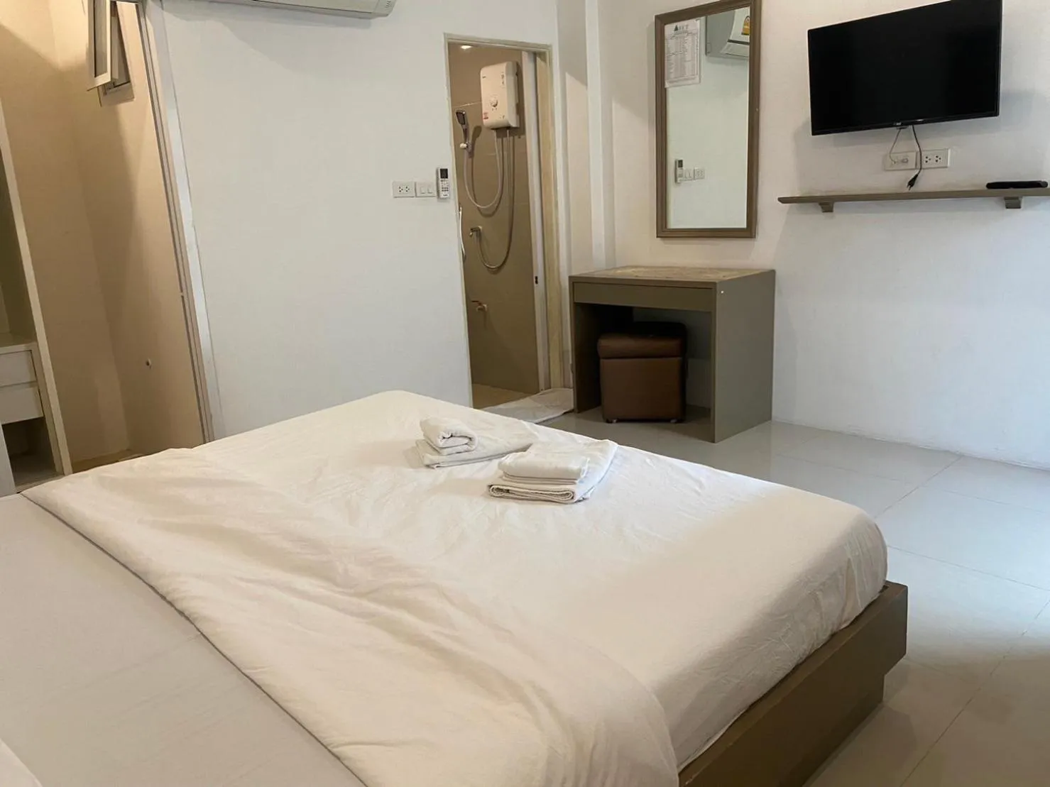 TV and multimedia, Bed in S.E.T Thanmongkol Residence