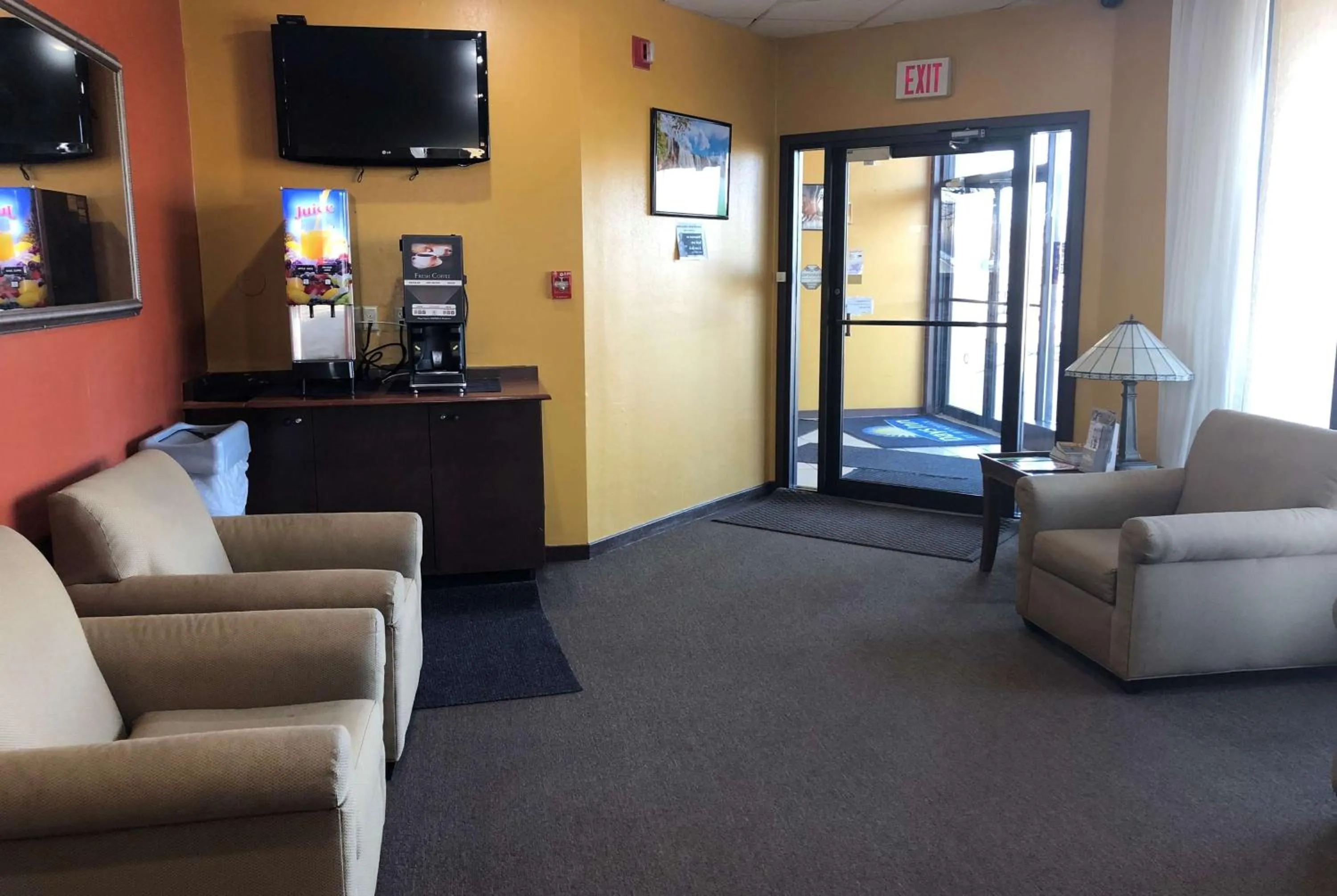 Lobby or reception in Days Inn by Wyndham Henrietta/Rochester Area