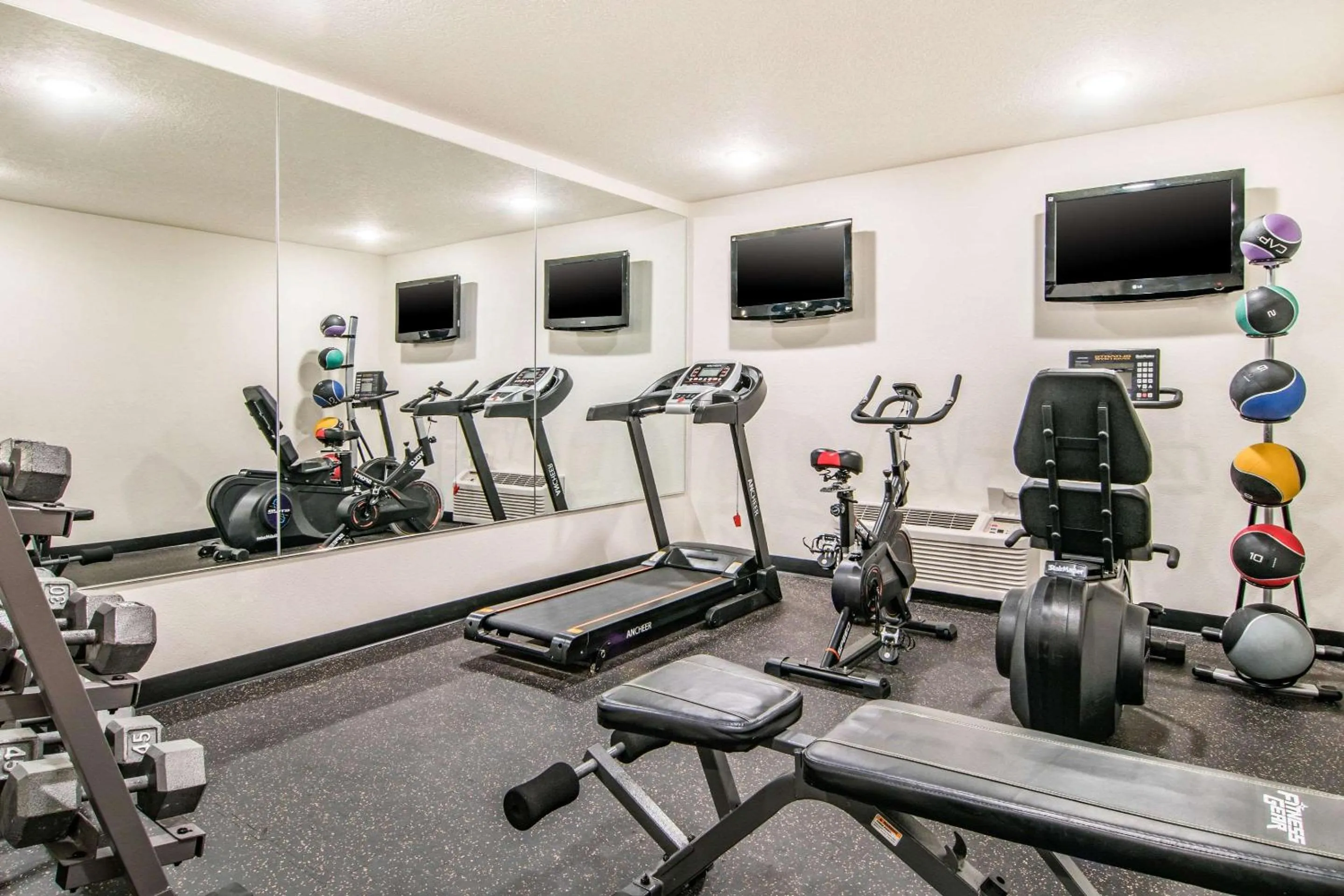 Fitness centre/facilities in Comfort Inn & Suites Vancouver Downtown City Center