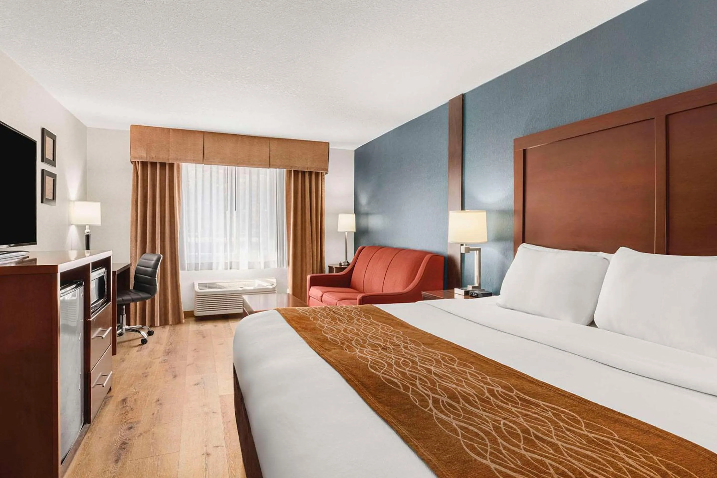 Bedroom, Bed in Comfort Inn & Suites Vancouver Downtown City Center