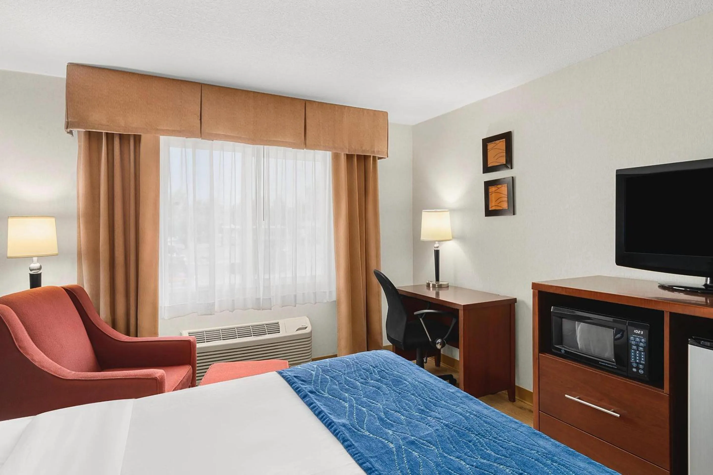 Bedroom, Bed in Comfort Inn & Suites Vancouver Downtown City Center
