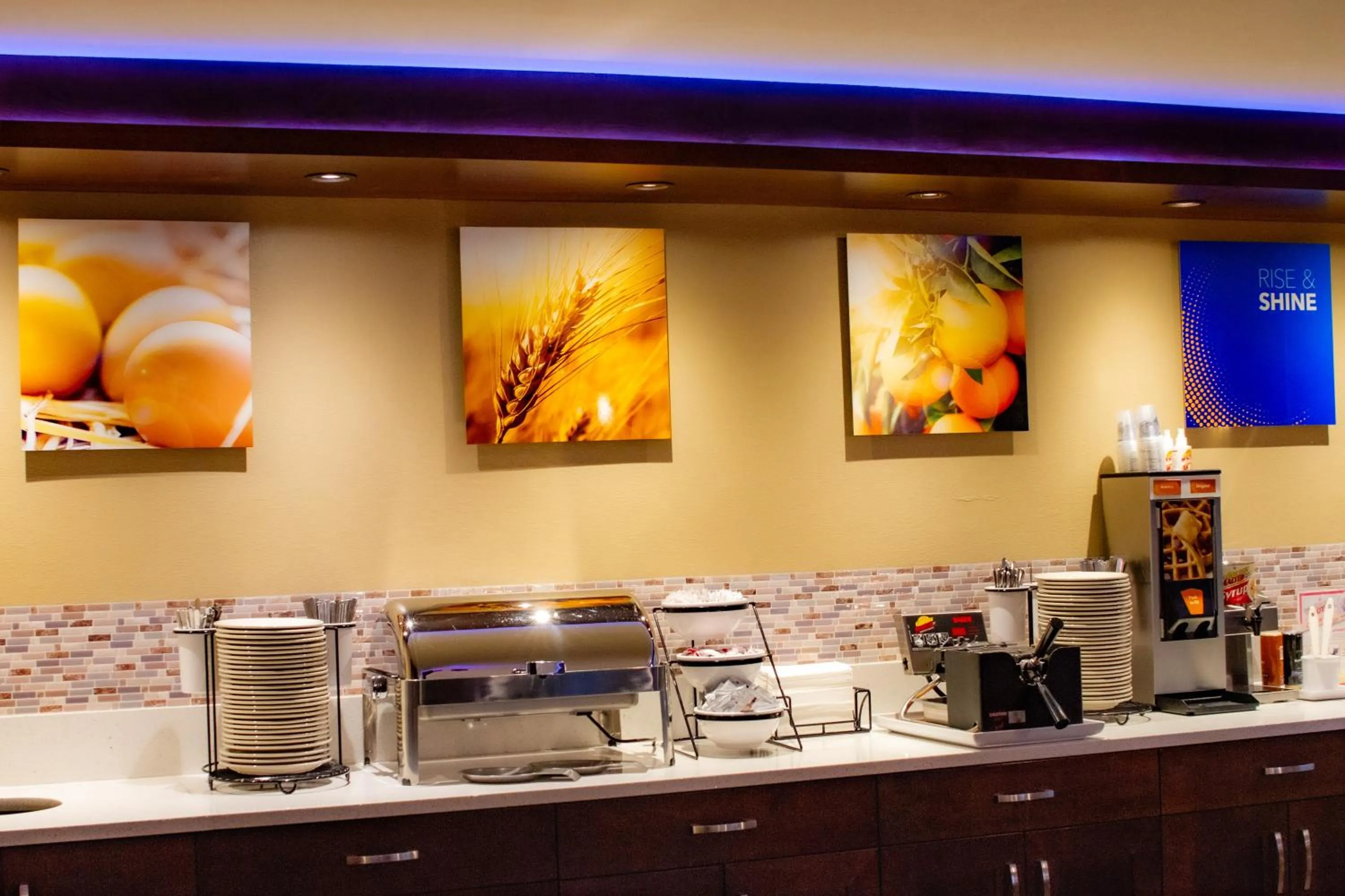 Breakfast in Comfort Inn & Suites Vancouver Downtown City Center