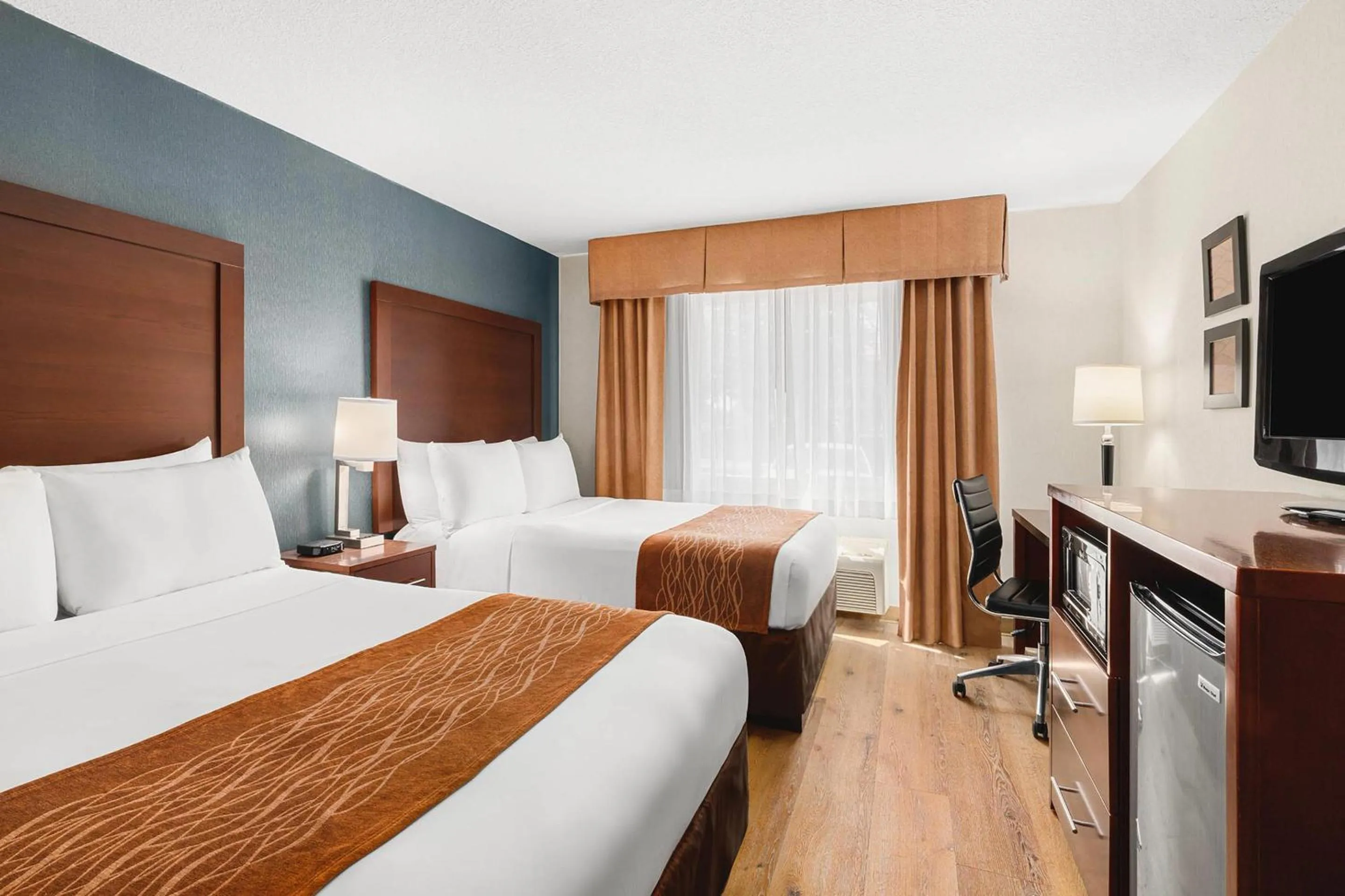 Bedroom, Bed in Comfort Inn & Suites Vancouver Downtown City Center