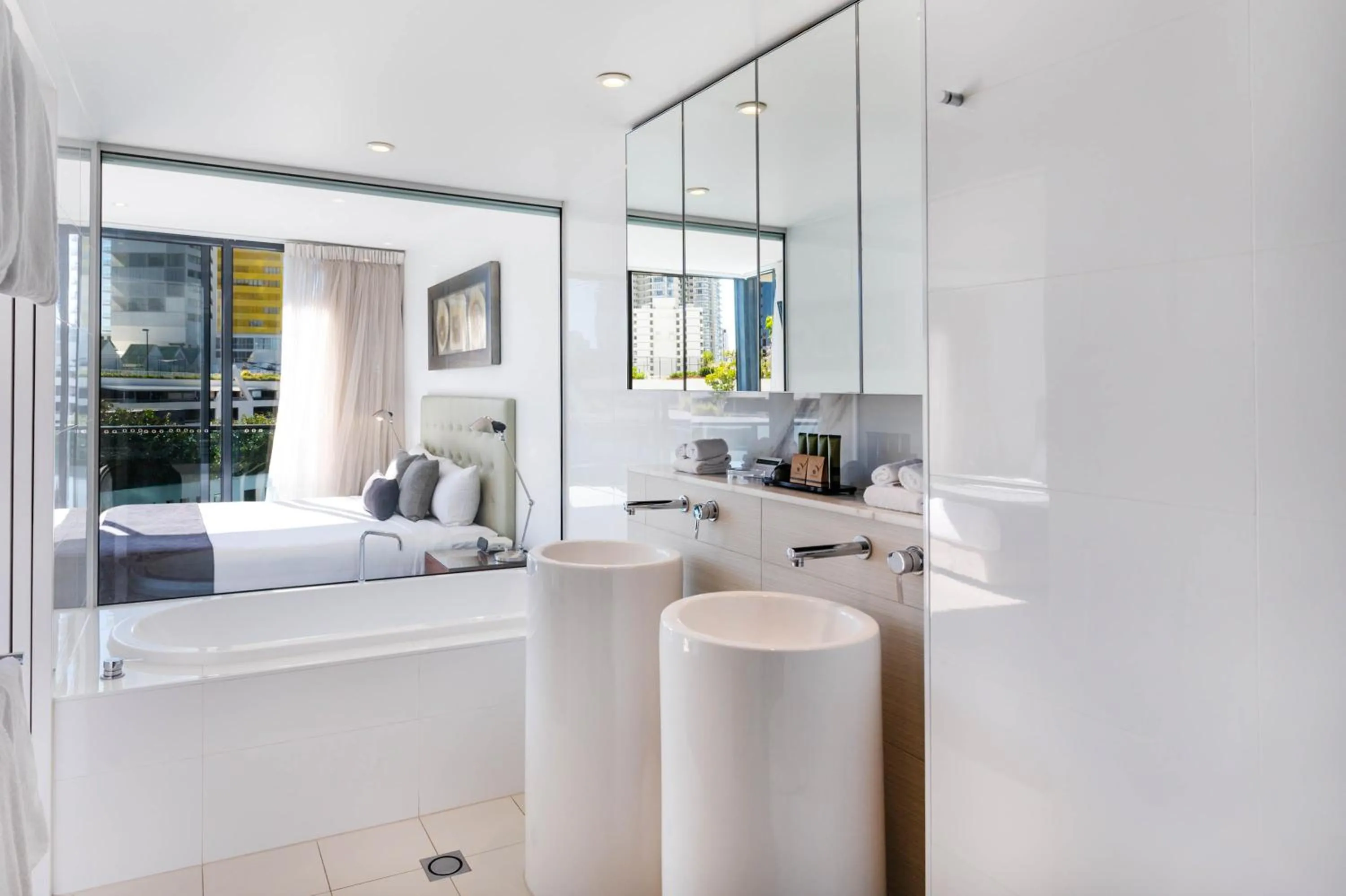 Bathroom, Bed in Peppers Broadbeach