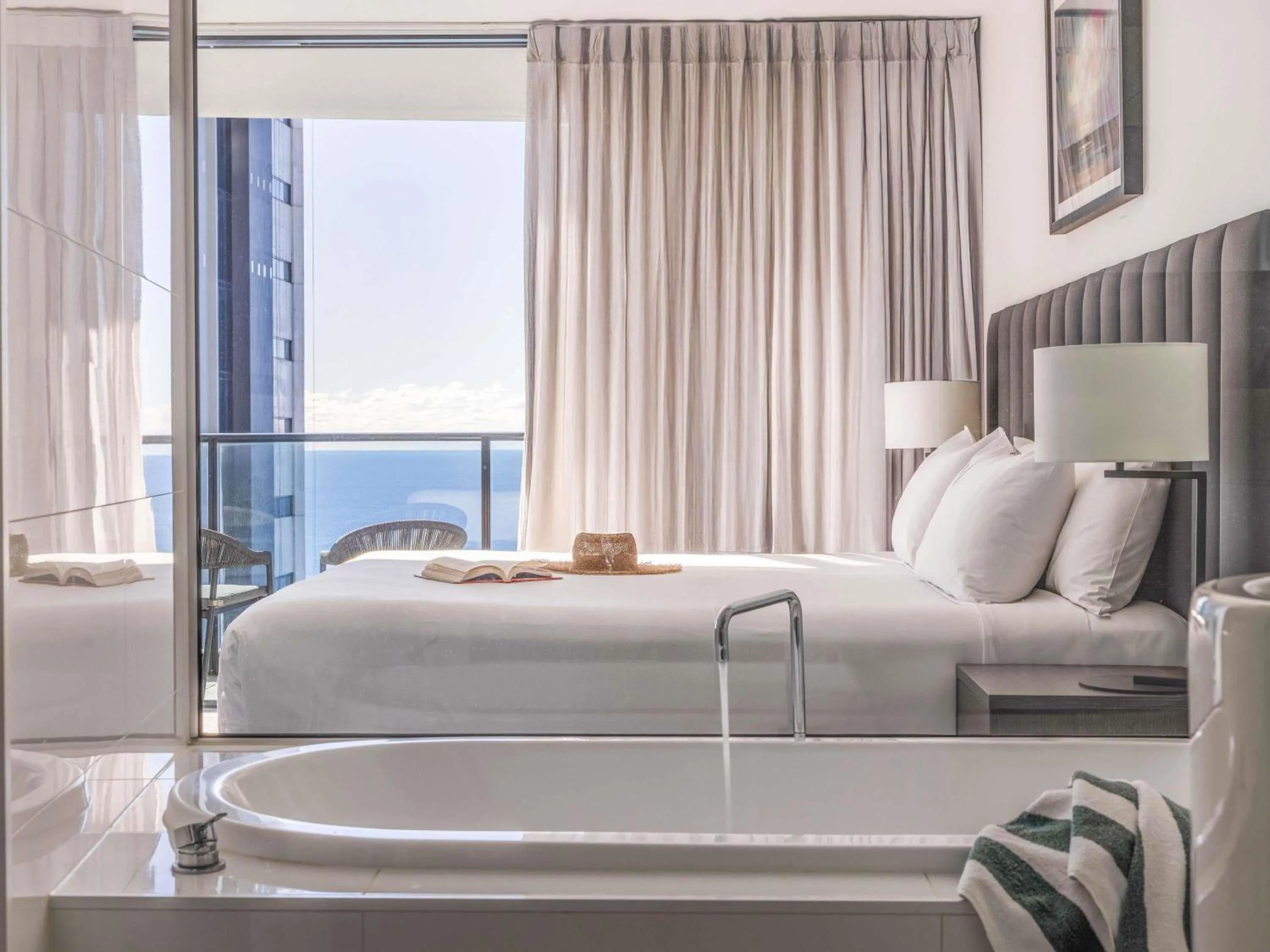 Bedroom, Bed in Peppers Broadbeach