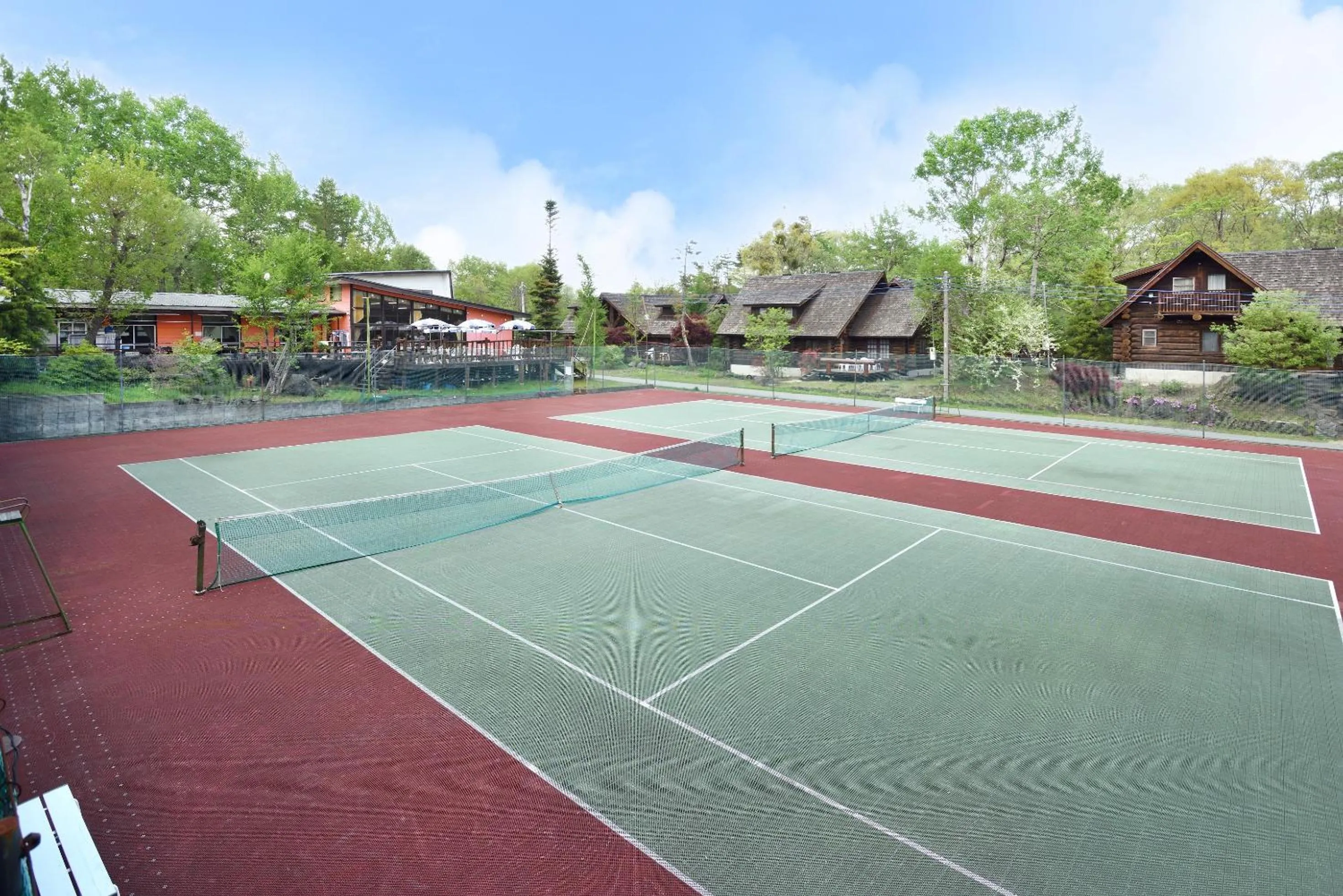 Tennis court in Rental Log UrubeVillage