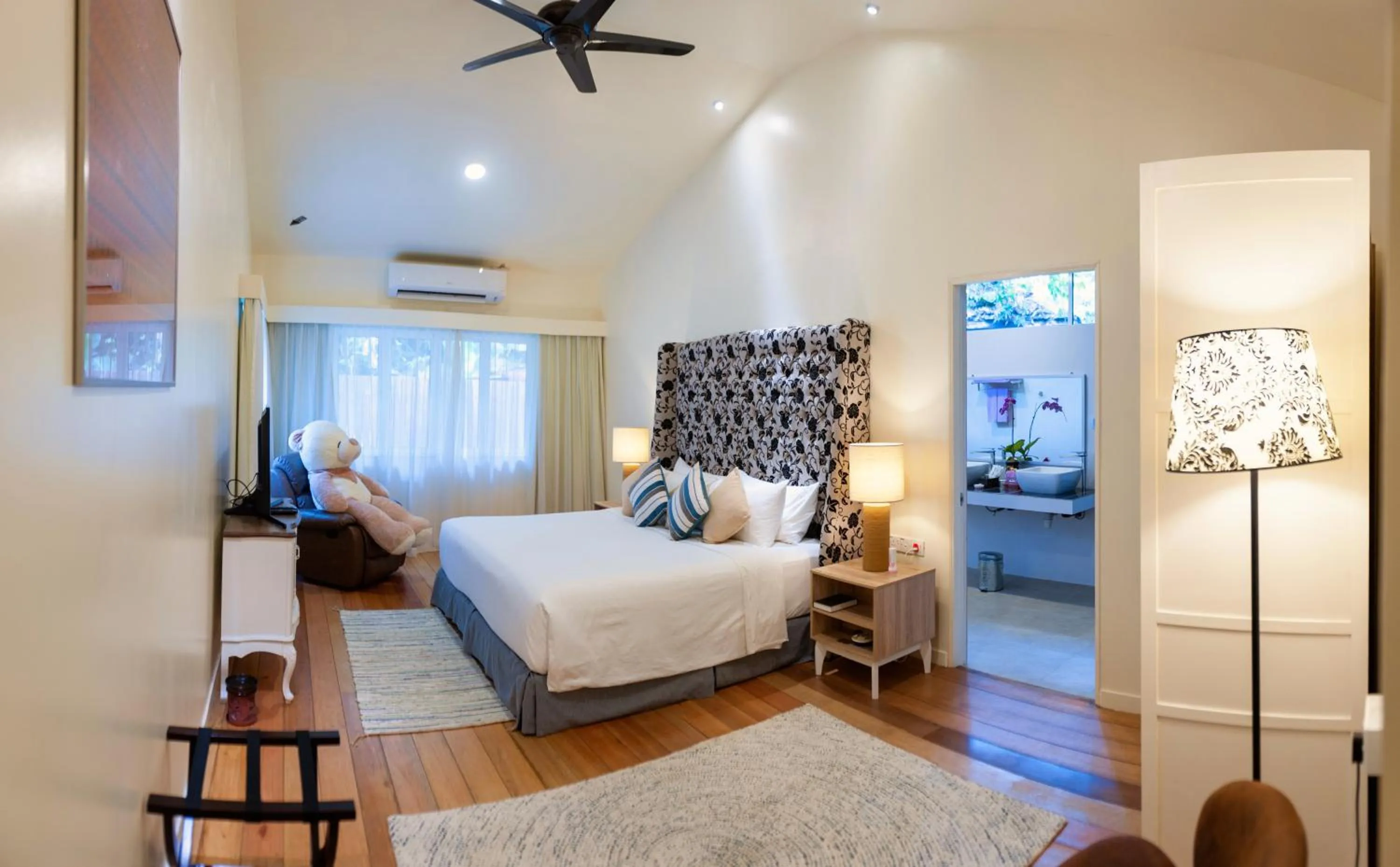 Bed in Sutera Sanctuary Lodges At Manukan Island