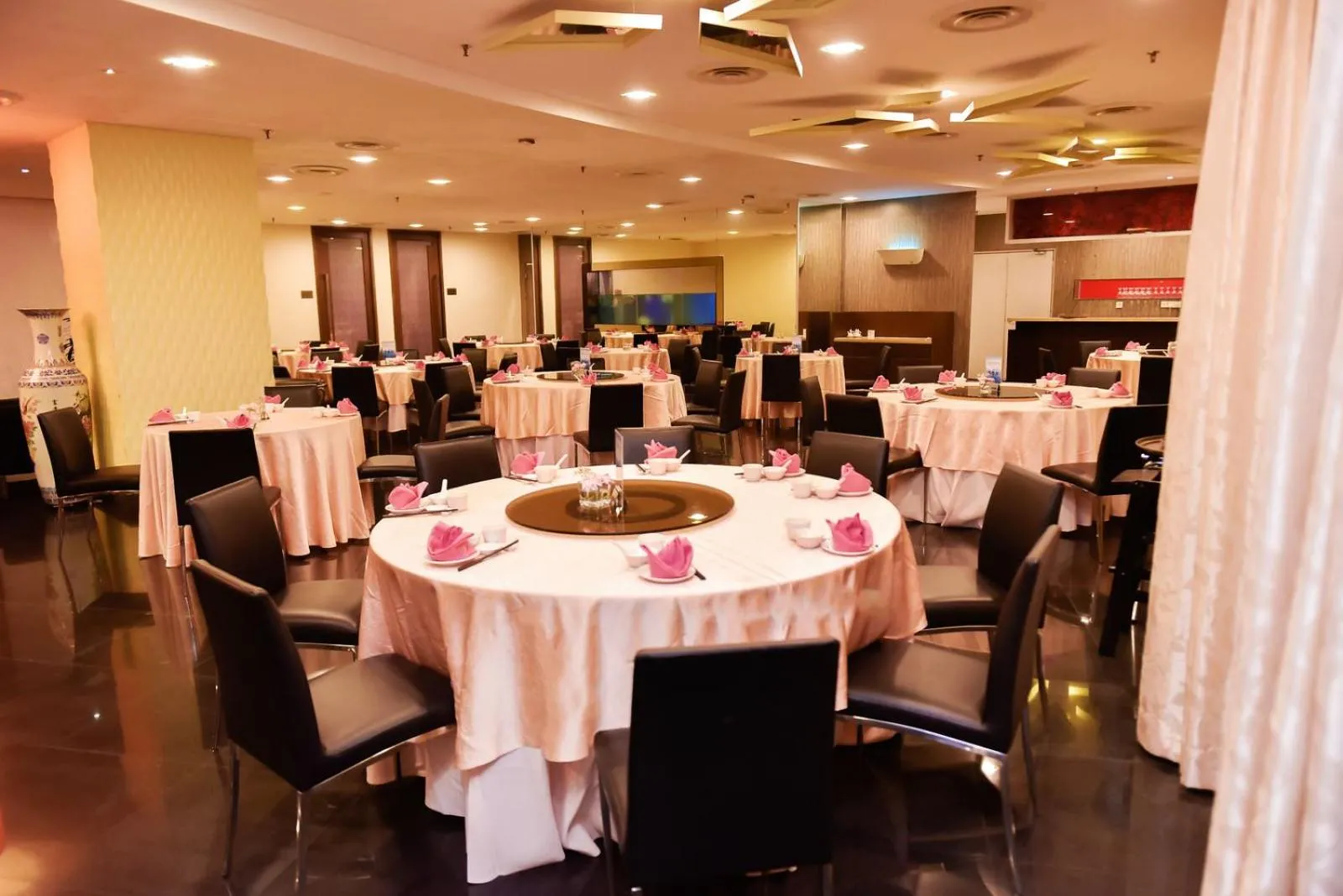 Restaurant/places to eat in Premiere Hotel - Complimentary Shuttle to Klang Wholesale Market