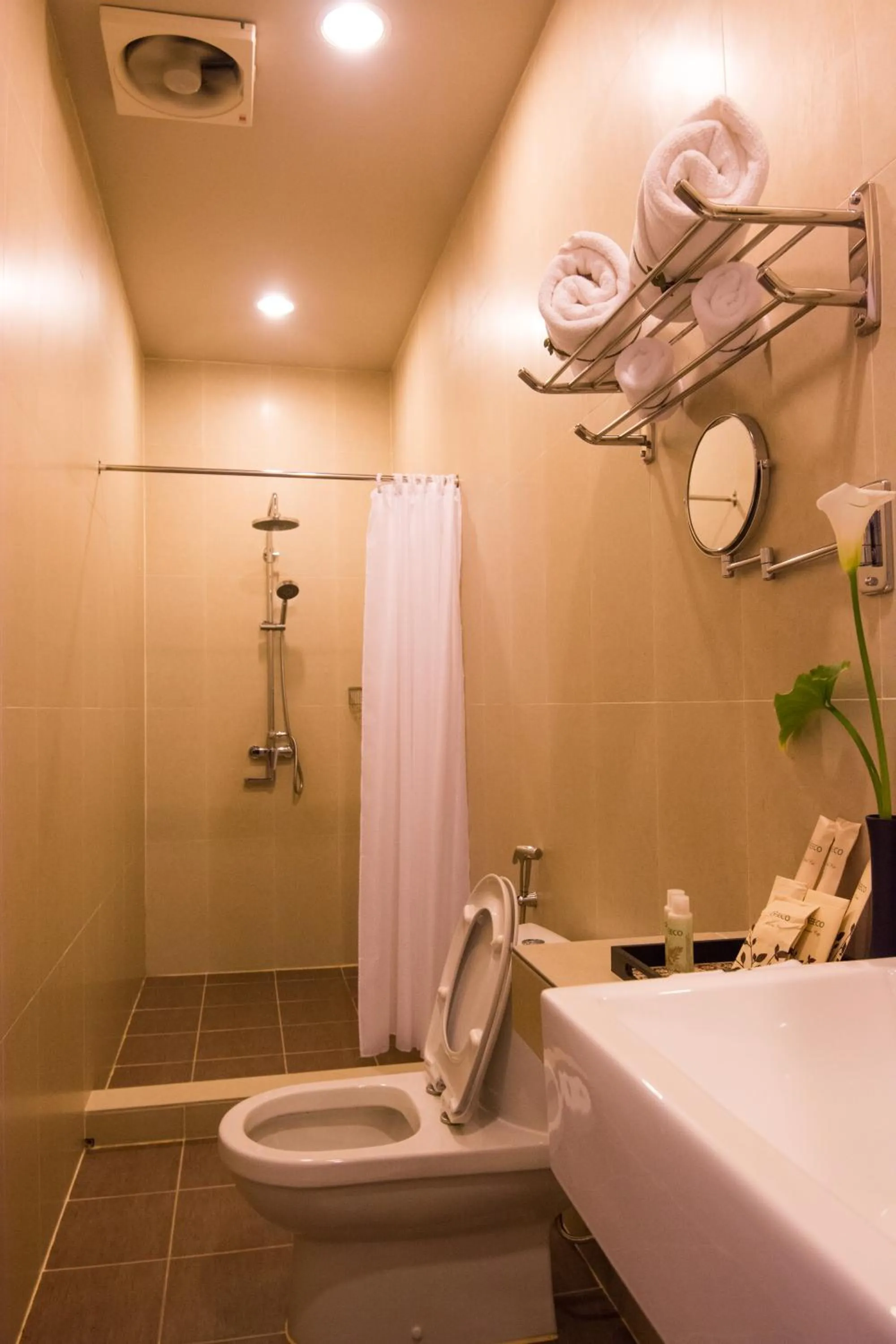 Shower in Sutera Sanctuary Lodges At Kinabalu Park