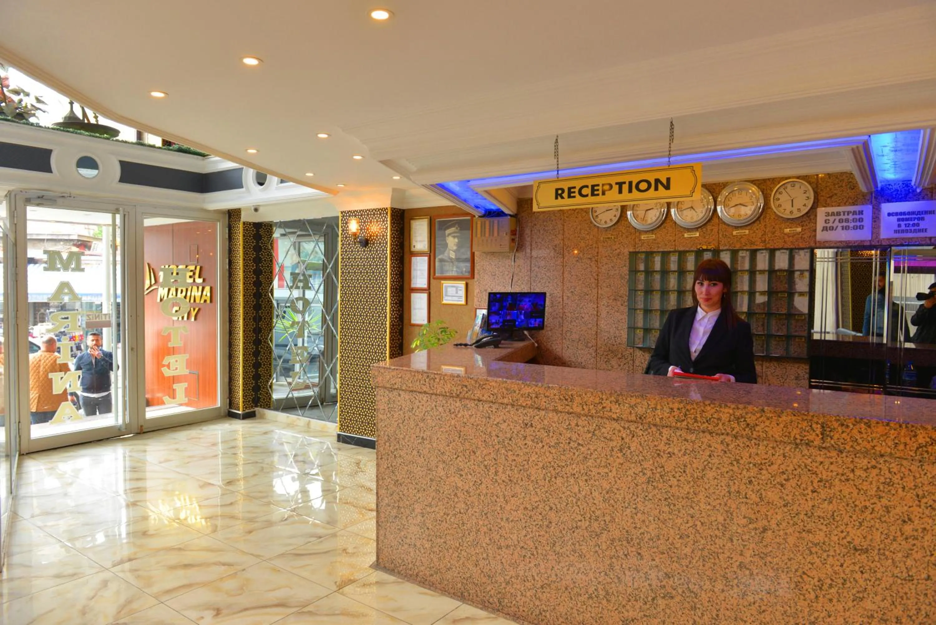 Facade/entrance in Hotel Marina City