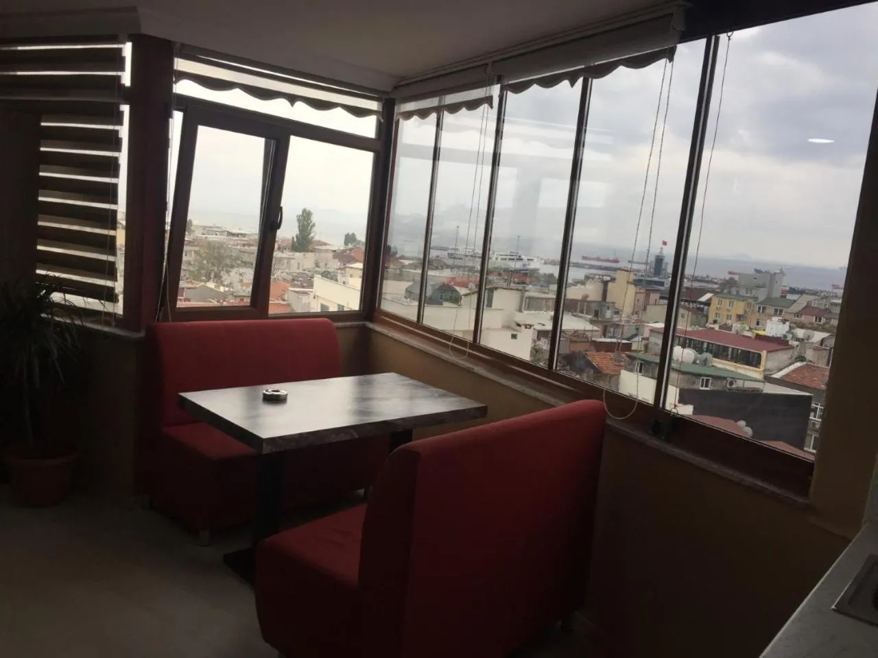 Coffee/tea facilities in Hotel Marina City