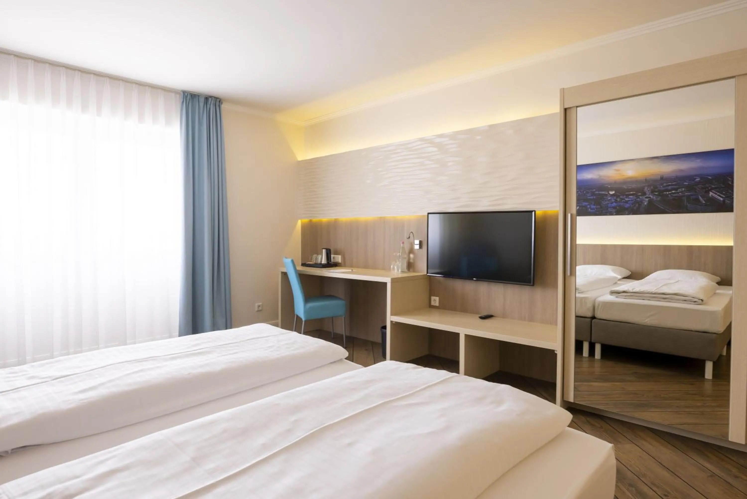 Bedroom, Bed in Hotel IV Jahreszeiten Lübeck