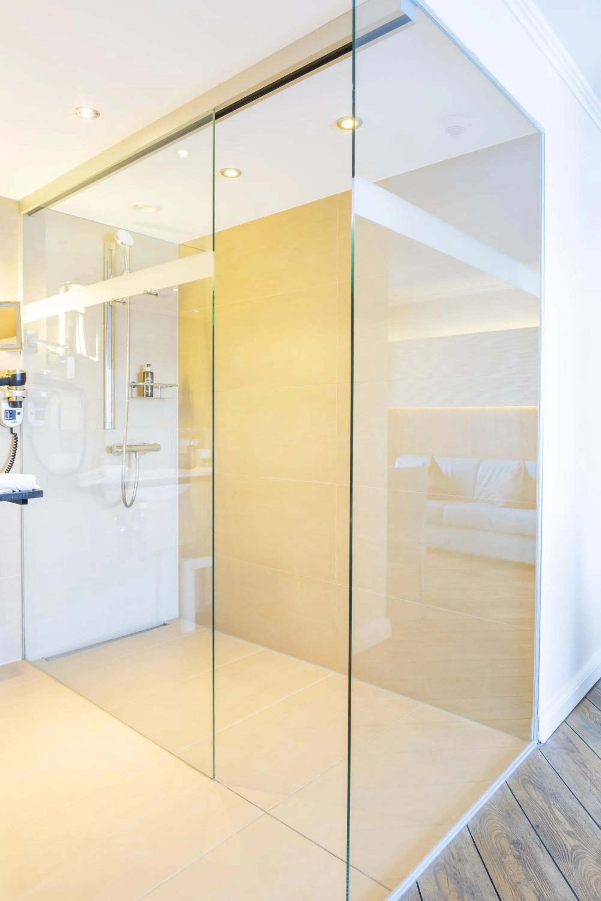 Shower in Hotel IV Jahreszeiten Lübeck