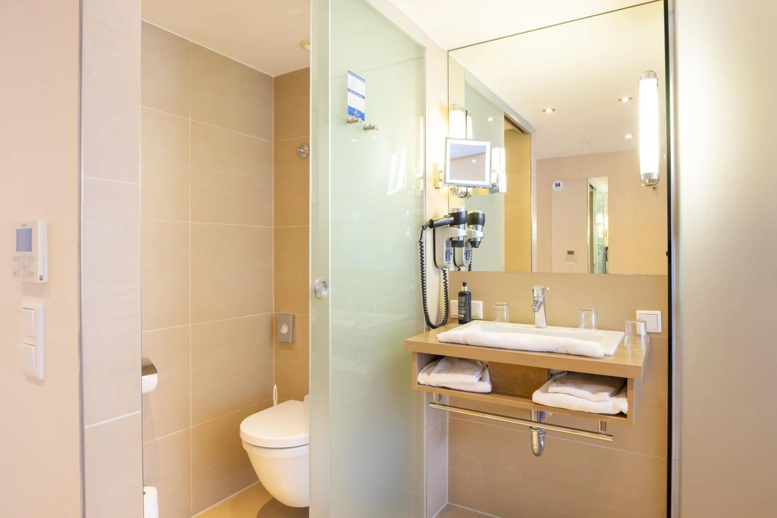 Shower in Hotel IV Jahreszeiten Lübeck