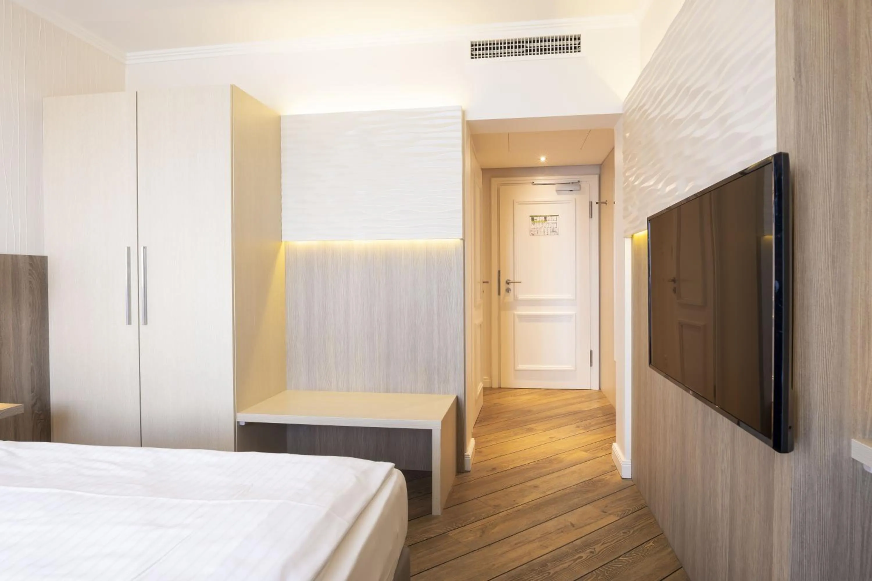 Bedroom, Bed in Hotel IV Jahreszeiten Lübeck