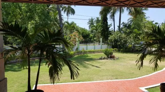 Garden in Las Flores Beachside Hotel