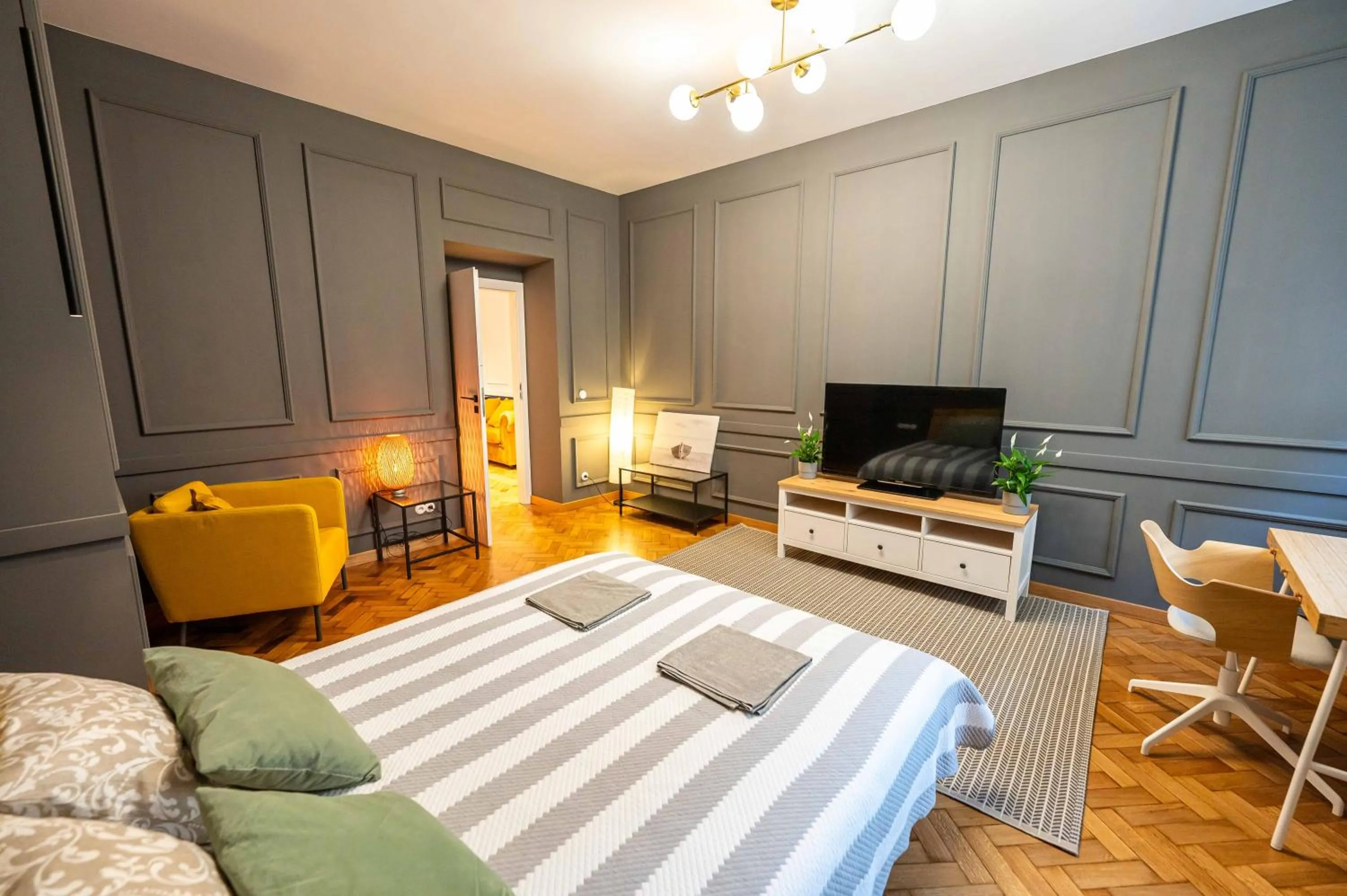 TV and multimedia, Bed in Trip Apartments