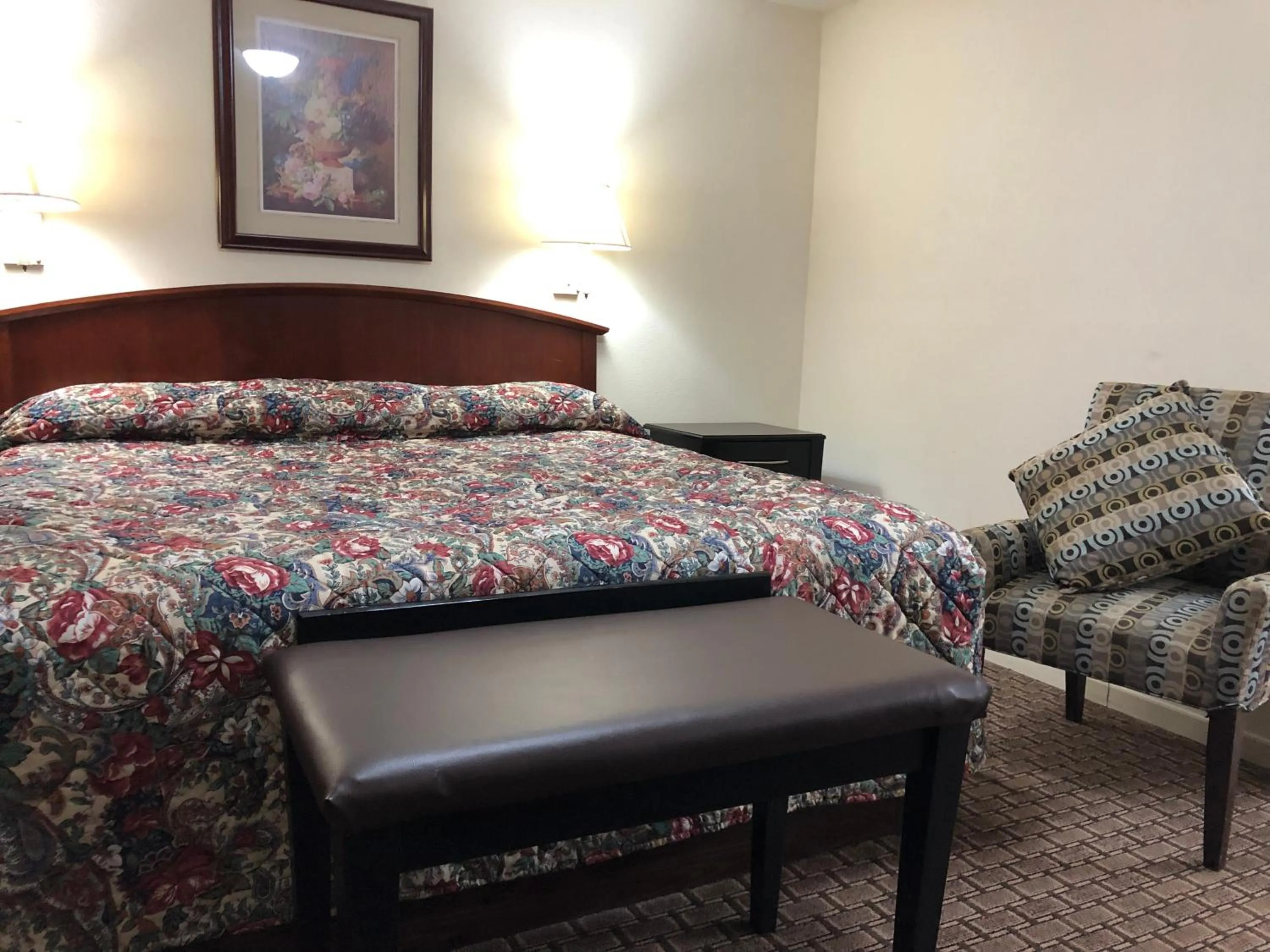 Bed in Travelers Inn Motel