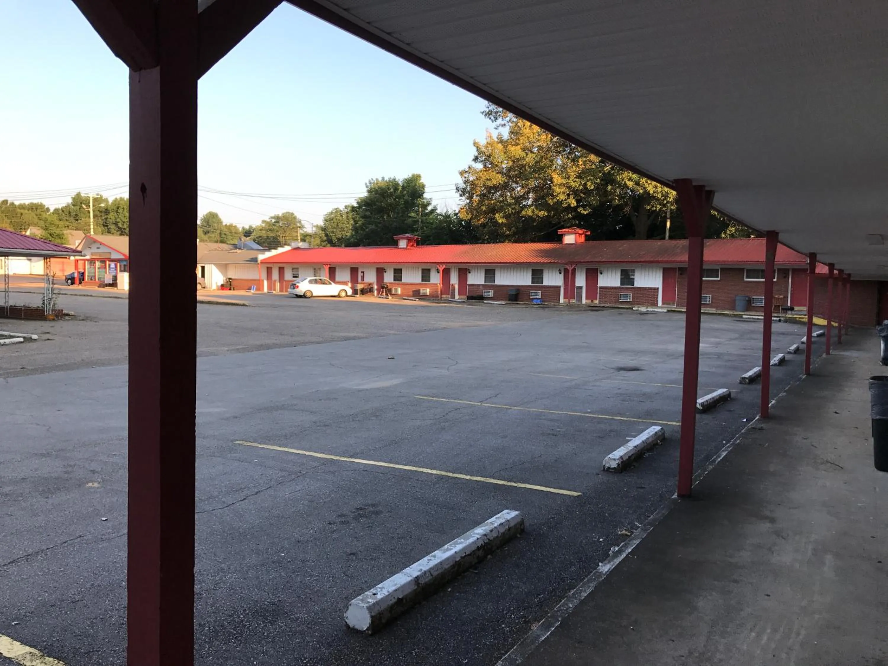 Parking in Travelers Inn Motel