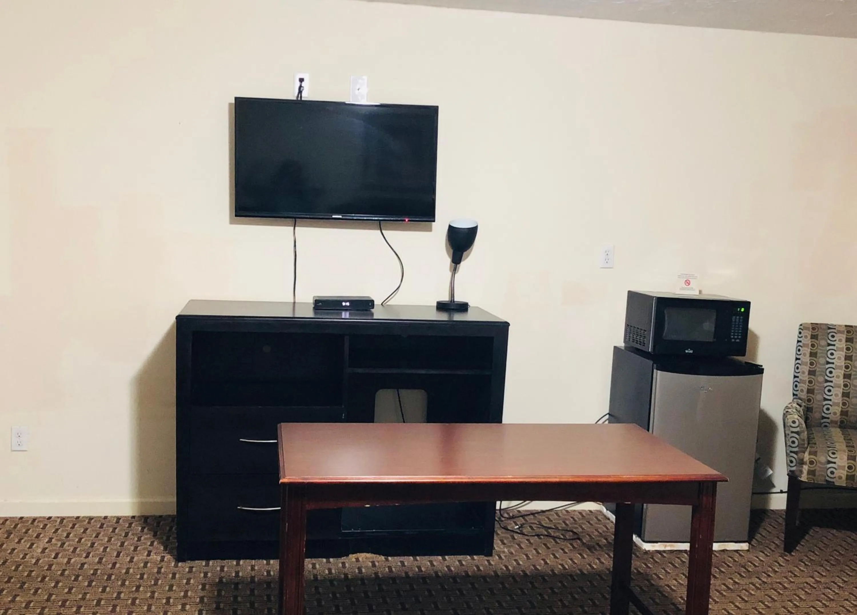 Communal lounge/ TV room in Travelers Inn Motel