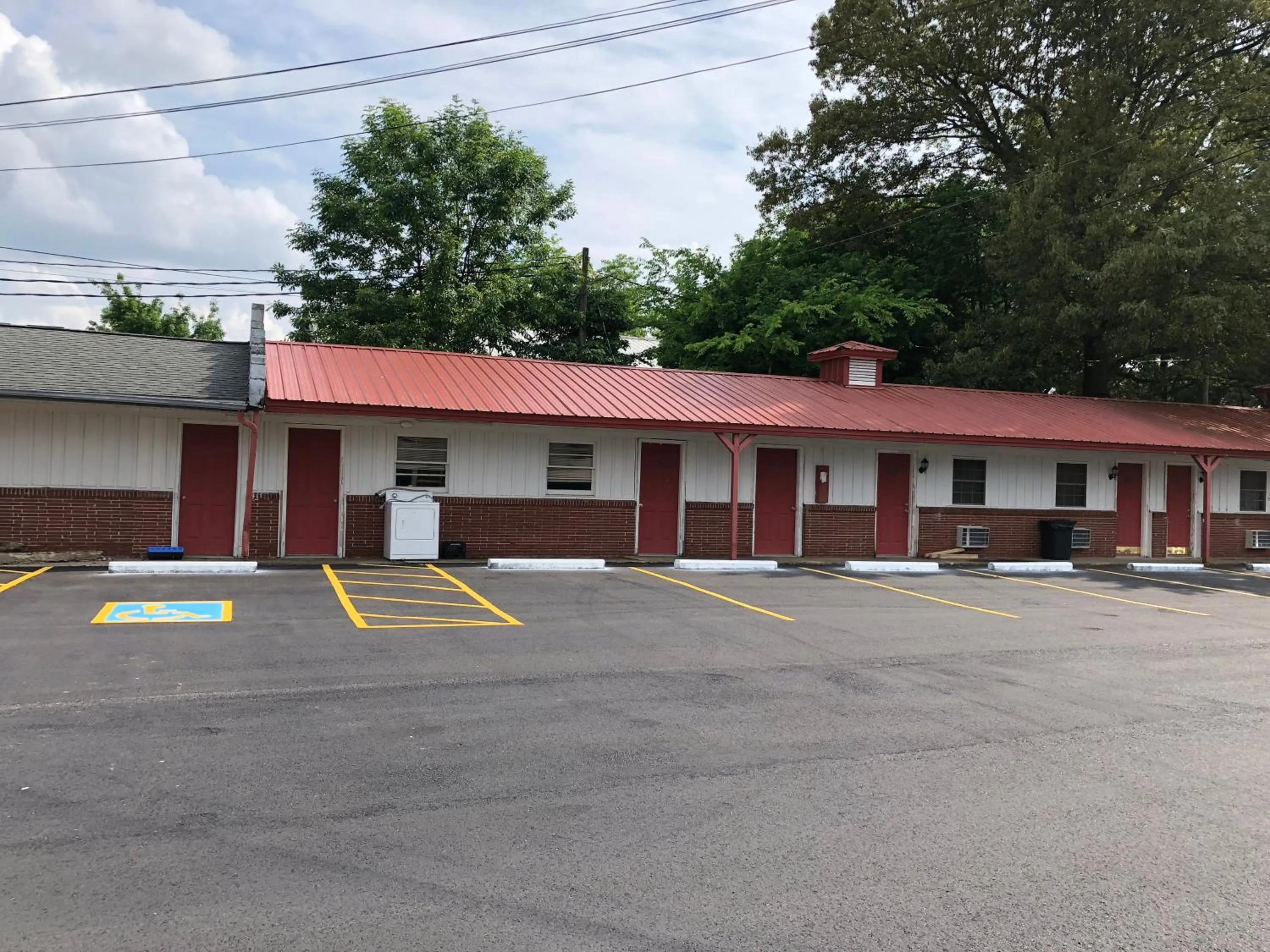 Parking in Travelers Inn Motel