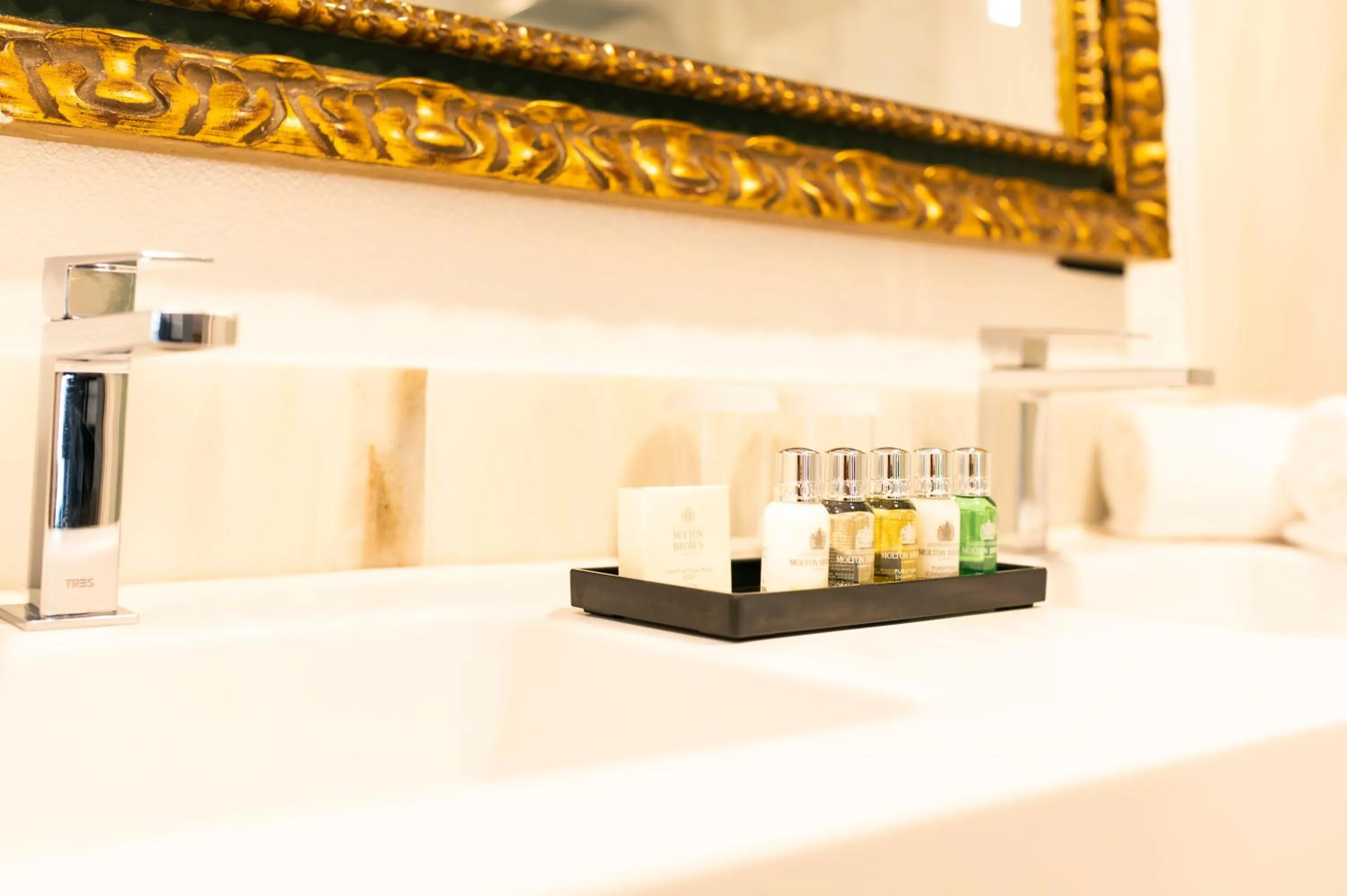 Bathroom in Legado Alcazar Hotel