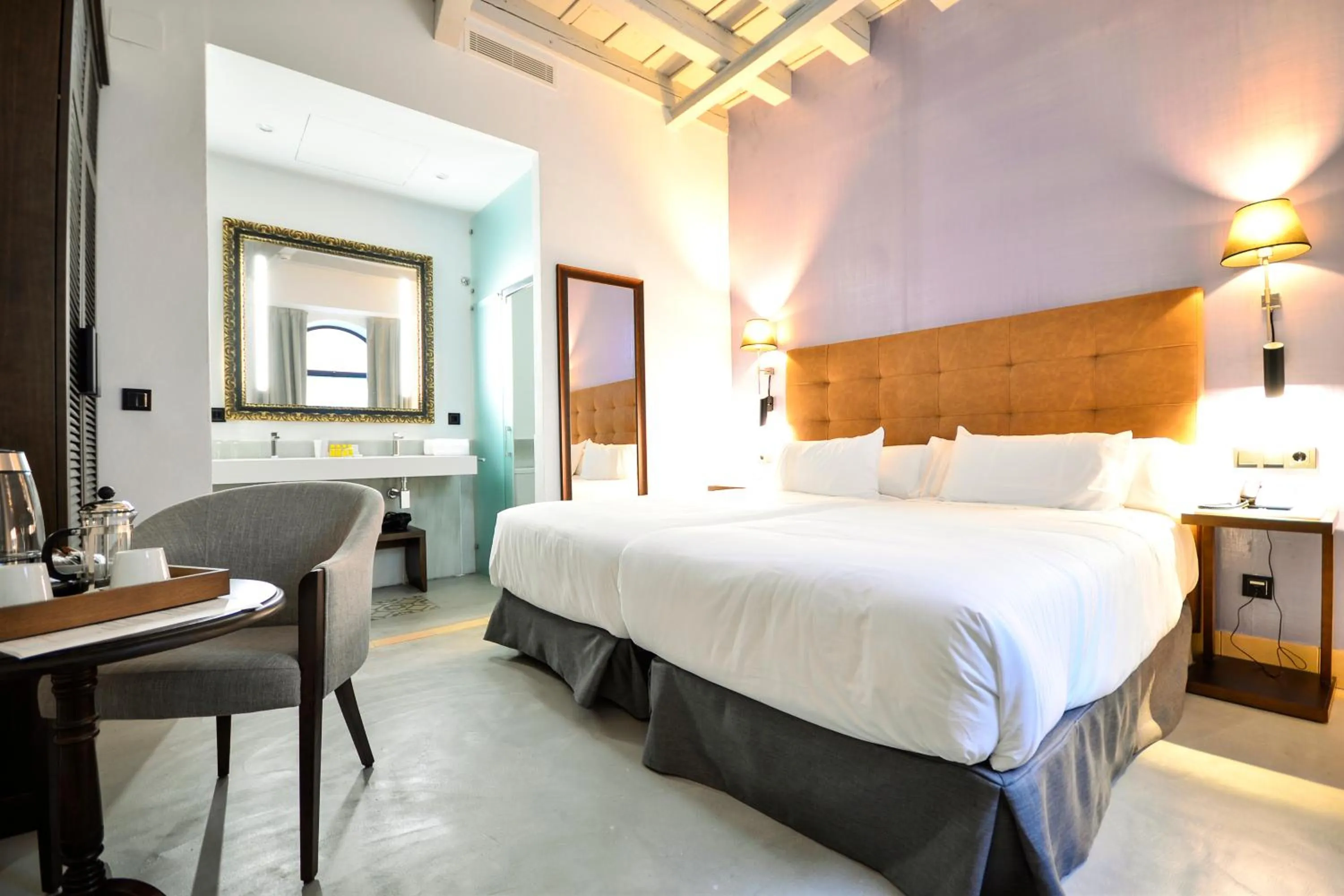 Bathroom, Bed in Legado Alcazar Hotel