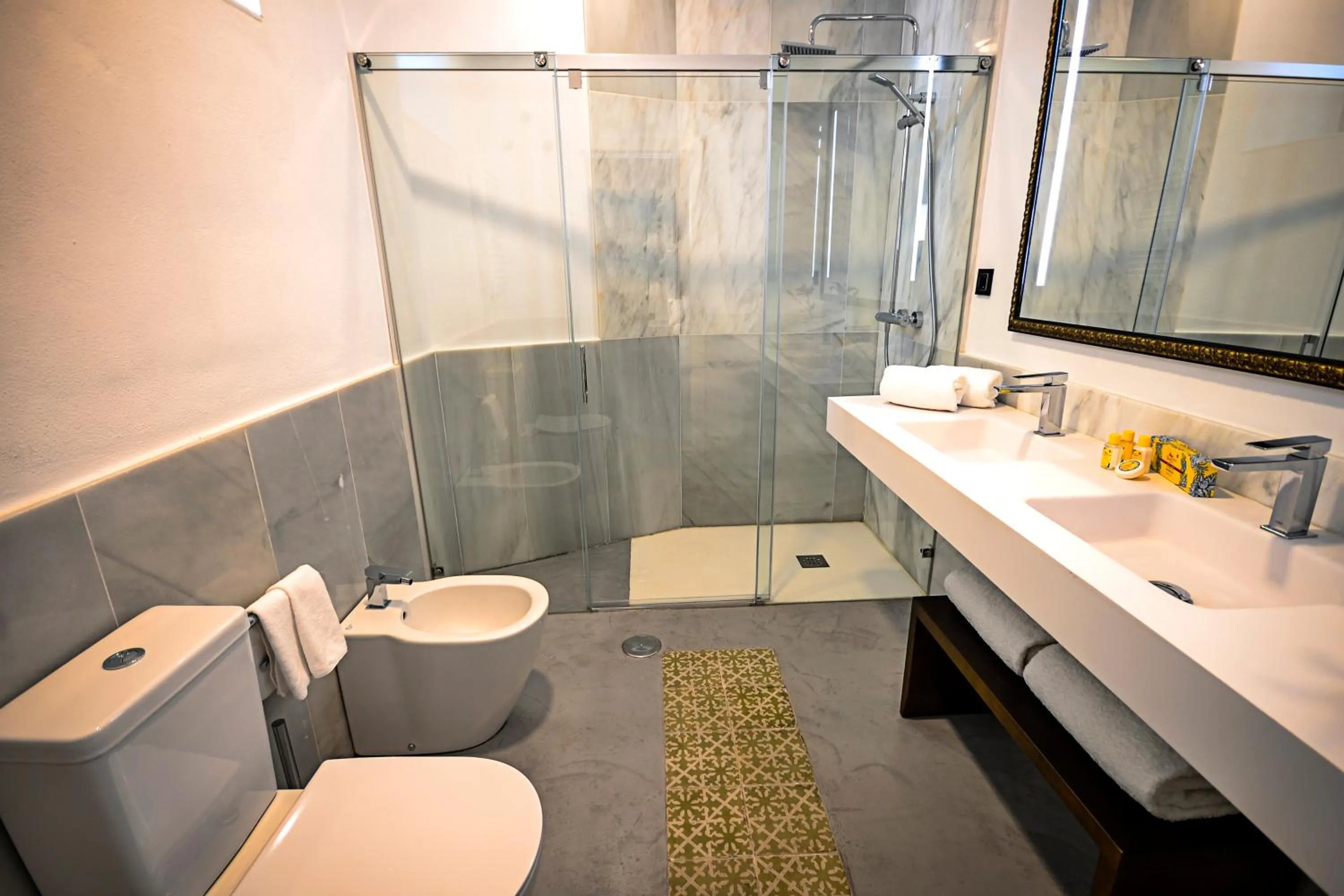 Bathroom in Legado Alcazar Hotel