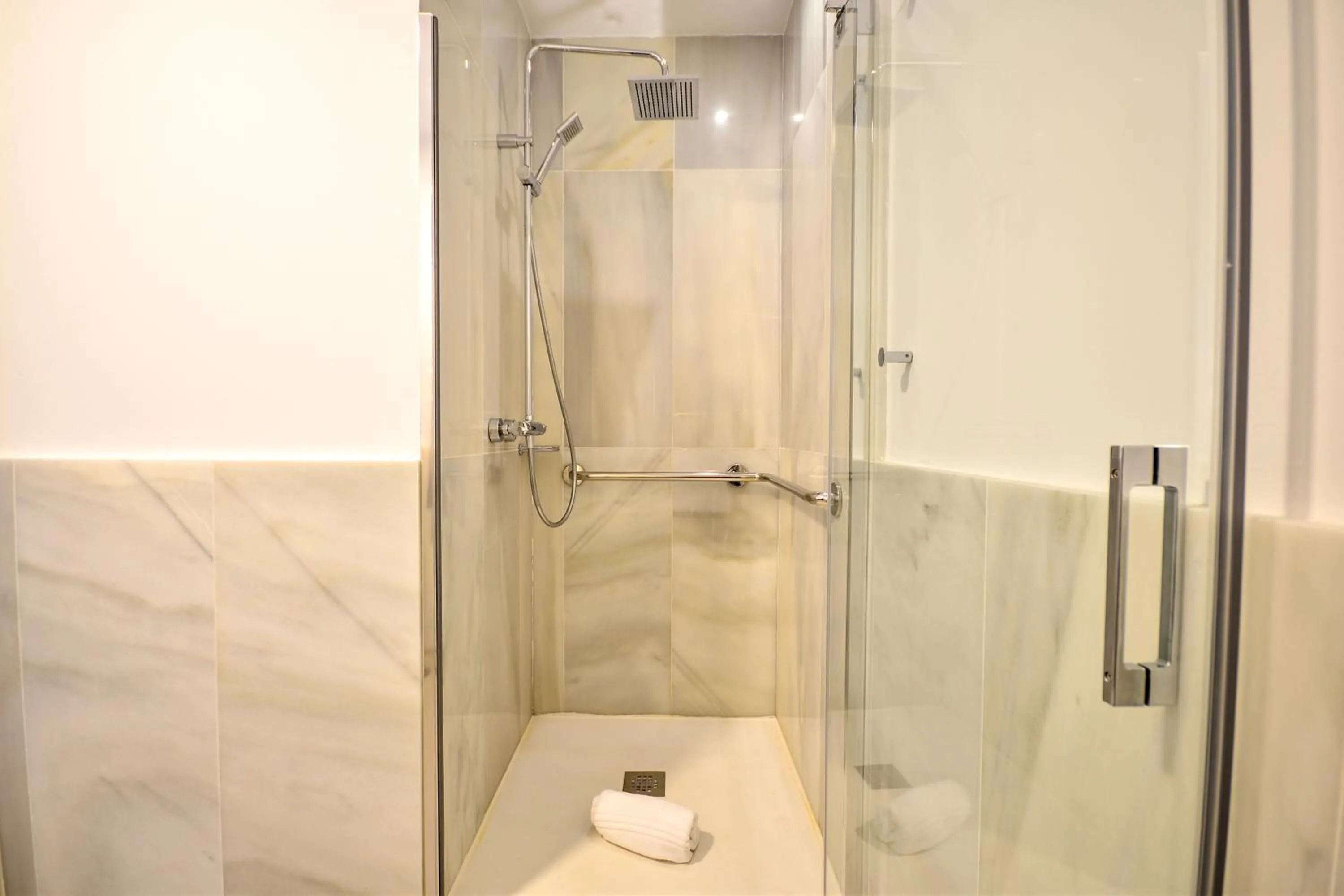 Shower in Legado Alcazar Hotel